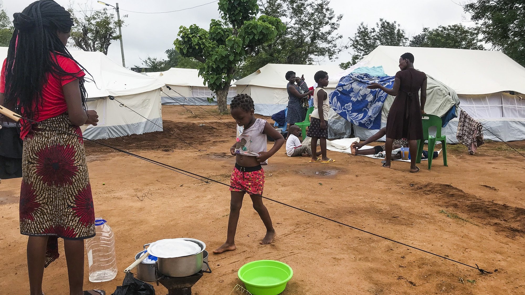 Desalojados da tempestade Ana, num espaço improvisado com tendas disponibilizadas pela Cruz Vermelha, no pátio do Instituto Industrial de Tete, Moçambique, 28 de janeiro de 2022. A tempestade Ana já fez, pelo menos, 20 mortos em Moçambique, seis dos quais em Tete, num balanço ainda por terminar. (ACOMPANHA TEXTO DA LUSA). ANDRÉ CATUEIRA/LUSA