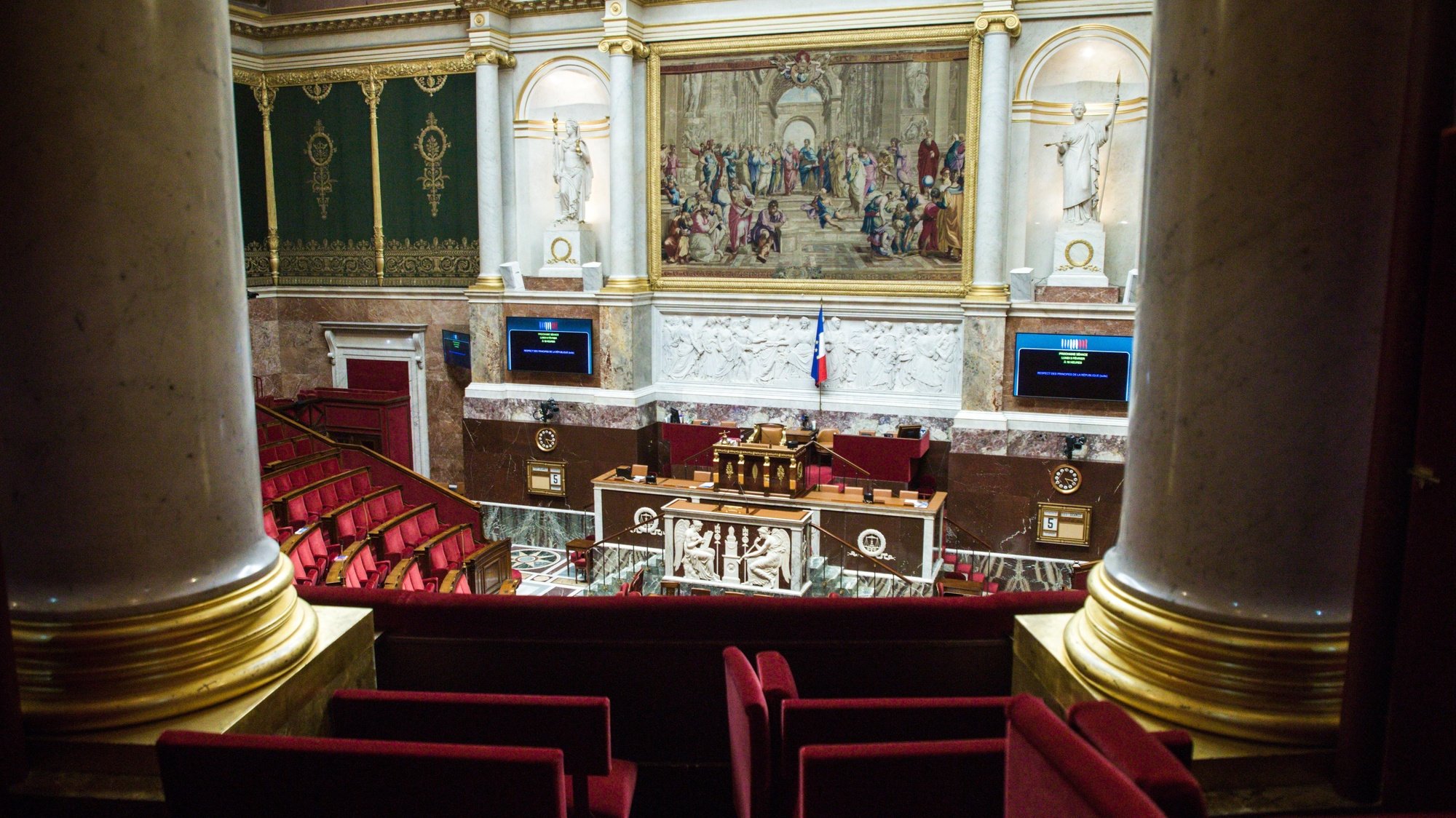 Uma imagem do parlamento francês, em Paris, completamente vazio