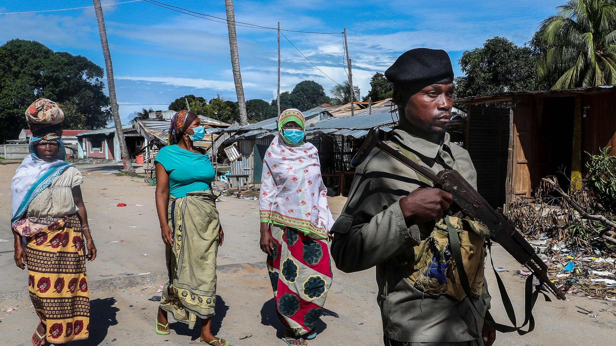 Um militar moçambicano armado patrulha nas ruas de Palma, em Cabo Delgado, Moçambique, 9 de abril de 2021