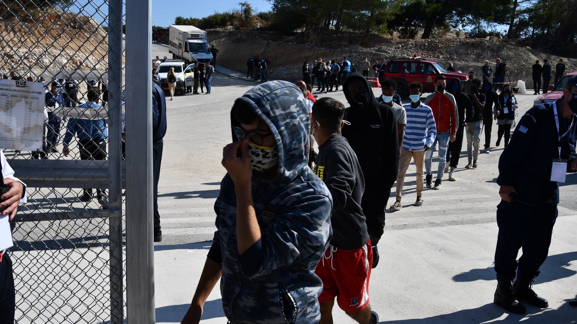 epa09539162 Evacuation of migrants at the closed camp for asylum seekers in Samos island, Greece, 22 October 2021, during the exercise &#039;Promachos 2021&#039; organised by the Greek Ministry of Migration and Asylum.  EPA/MICHAEL SVARNIAS