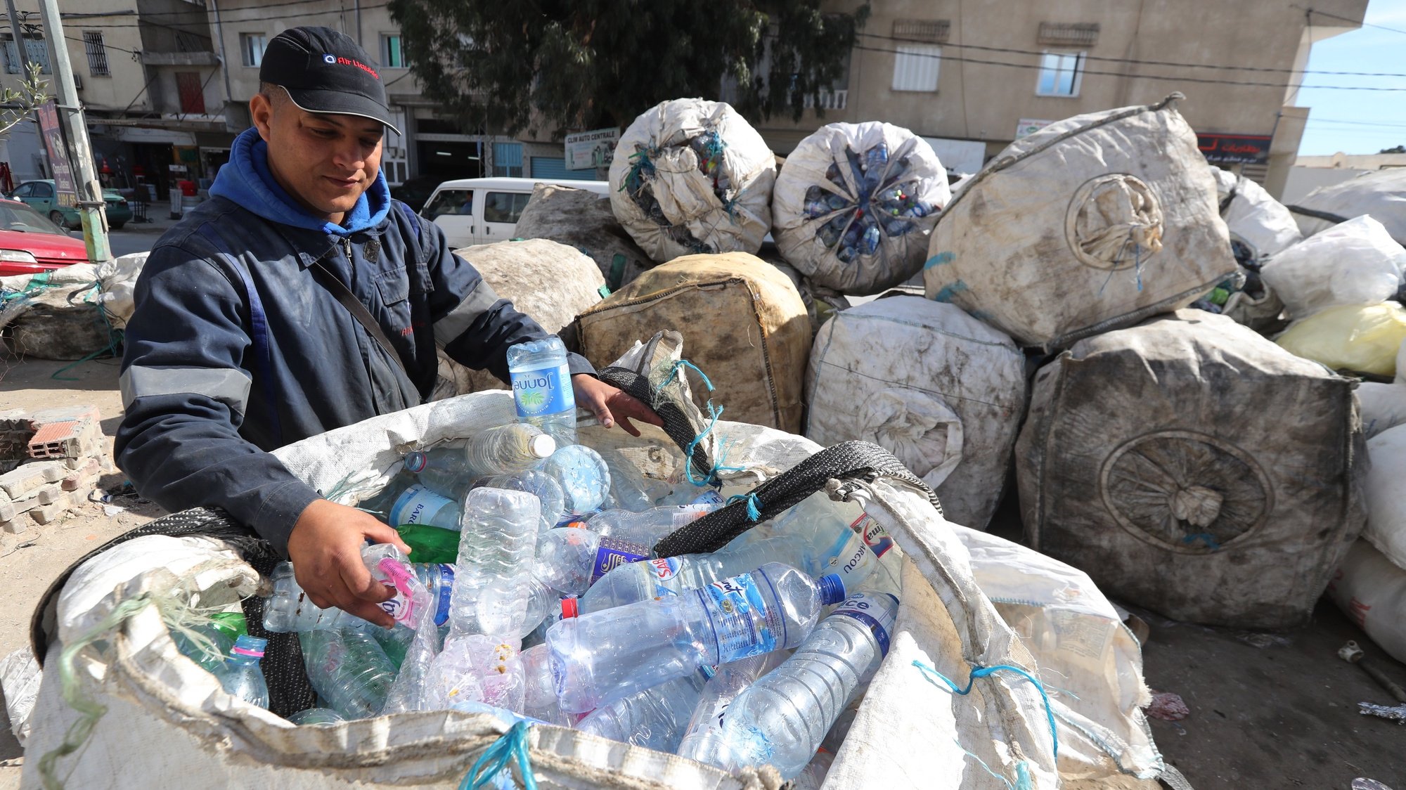 Um colecionador de plástico na Tunisia