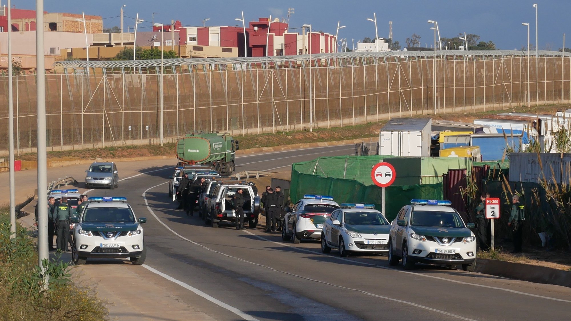 Migrantes tentaram entrar em Melilla, mas foram impedidos por membros da polícia espanhola