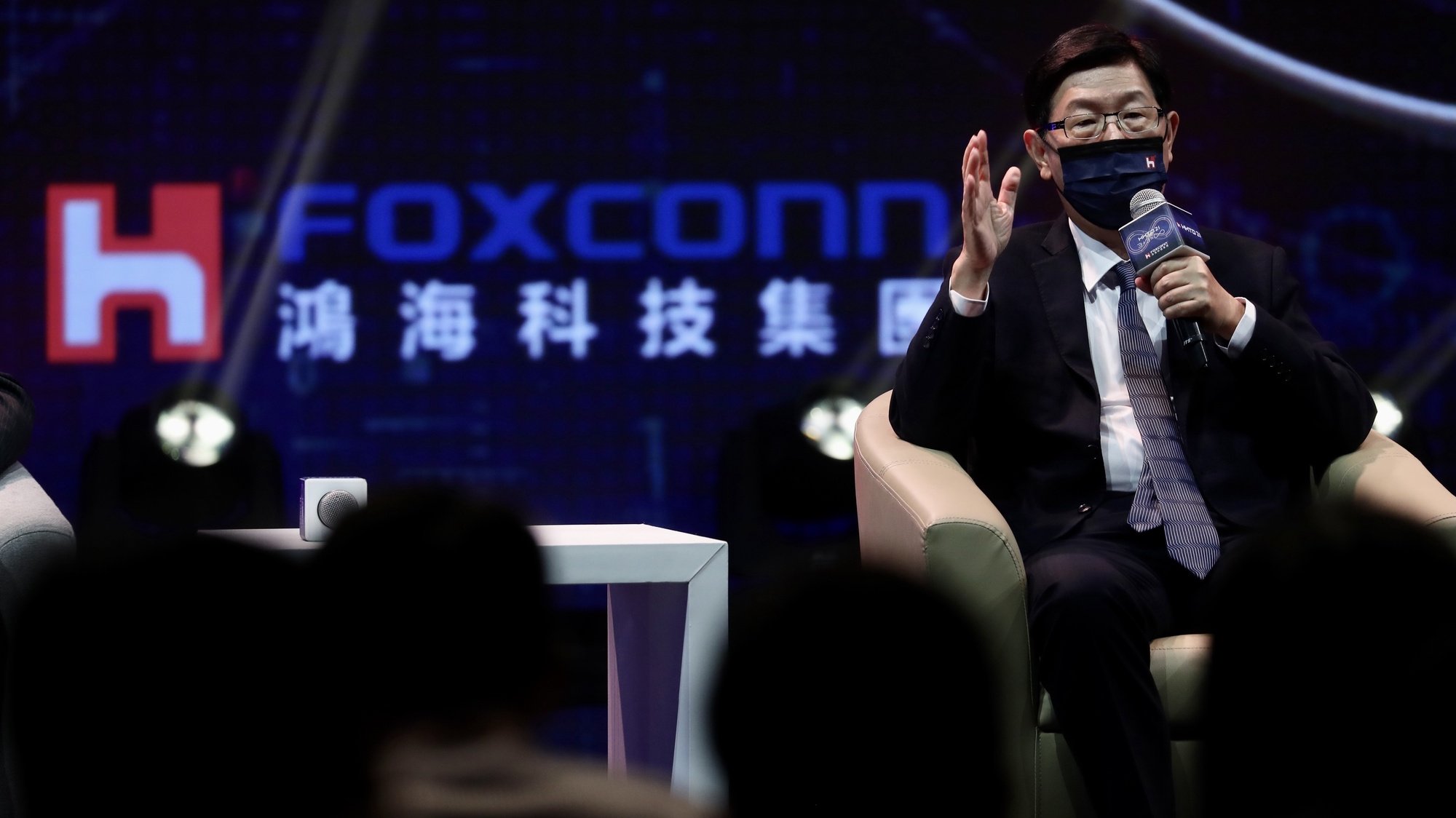 Young Liu, presidente do Foxconn Technology Group, fala durante uma conferência de imprensa no lançamento de sua linha de veículos elétricos durante o Hon Hai (Foxconn) Tech Day em Taipei, Taiwan, 18 de outubro de 2021