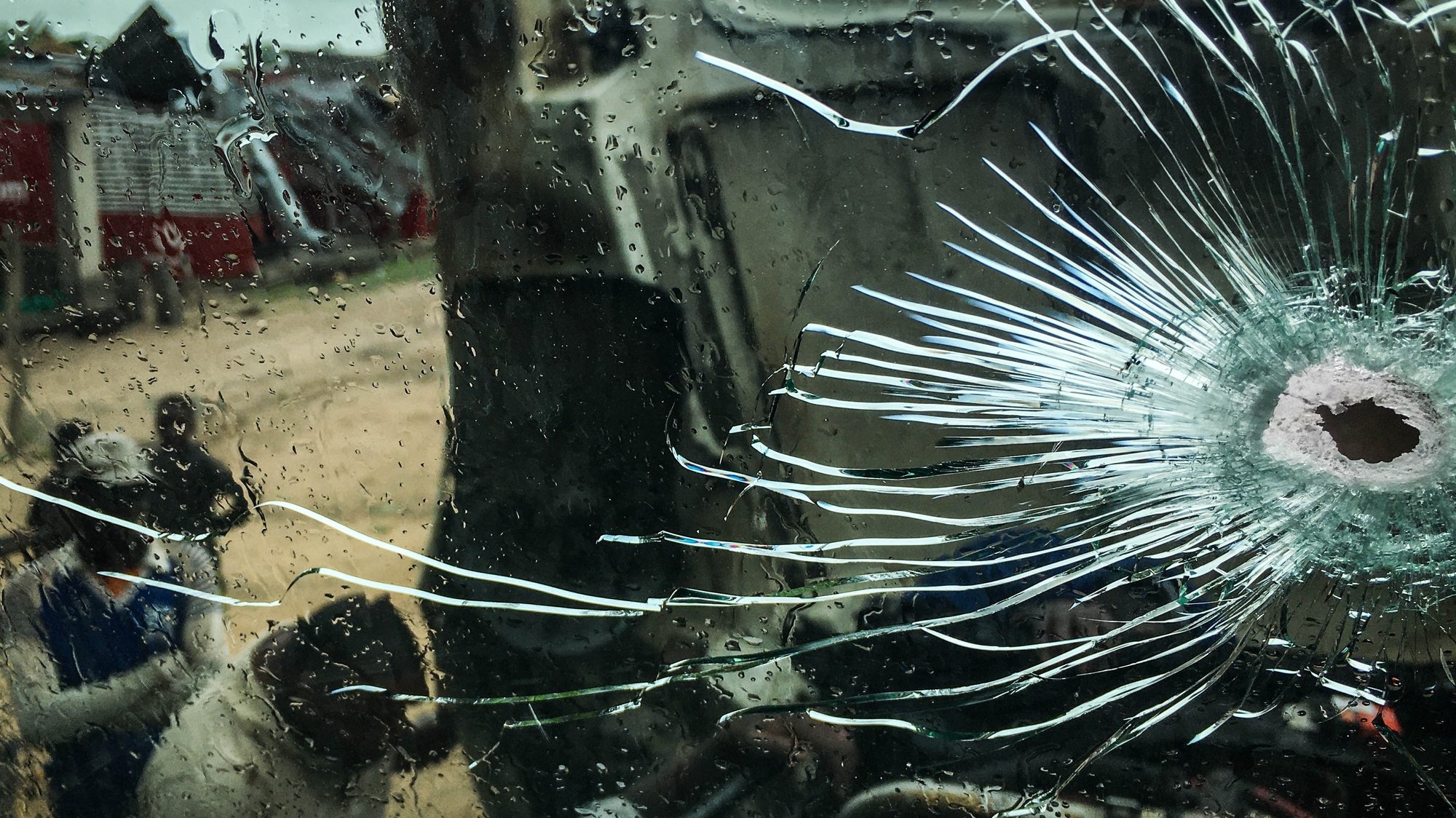 Um buraco no vidro de um camião causado por uma bala após um grupo armado desconhecido ter atacado hoje três camiões de carga na fronteira entre as províncias de Manica e Sofala, na Estrada Nacional n.º 1, no centro de Moçambique, 05 de dezembro de 2019. ESTEVÃO CHAVISSO/LUSA