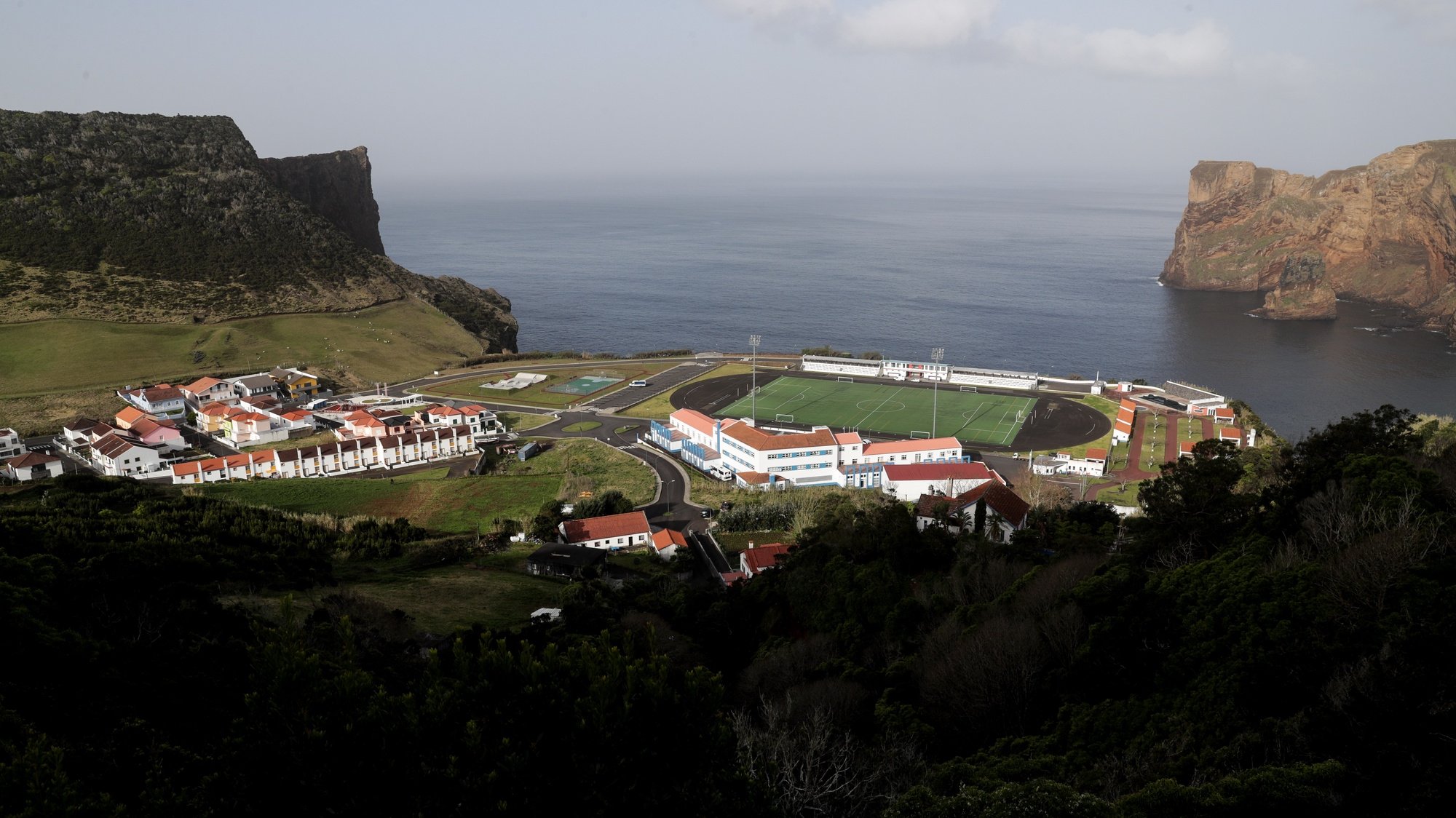 Vista geral de parte da vila de Velas com o campo de futebol e escola, na ilha de São Jorge nos Açores, 29 de março de 2022. TIAGO PETINGA/LUSA