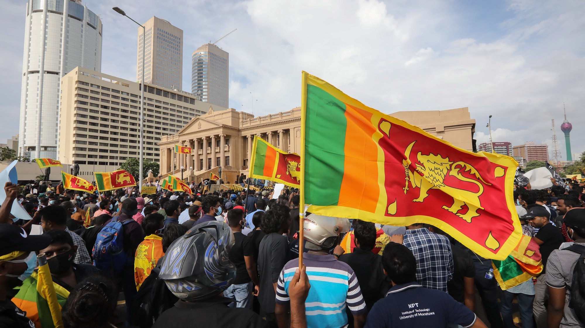epa09880114 People protest outside the president secretariat in Colombo, Sri Lanka, 09 April 2022. Protesters across the country have been demanding that the president resign over the alleged failure in addressing the ongoing economic crisis.  EPA/CHAMILA KARUNARATHNE
