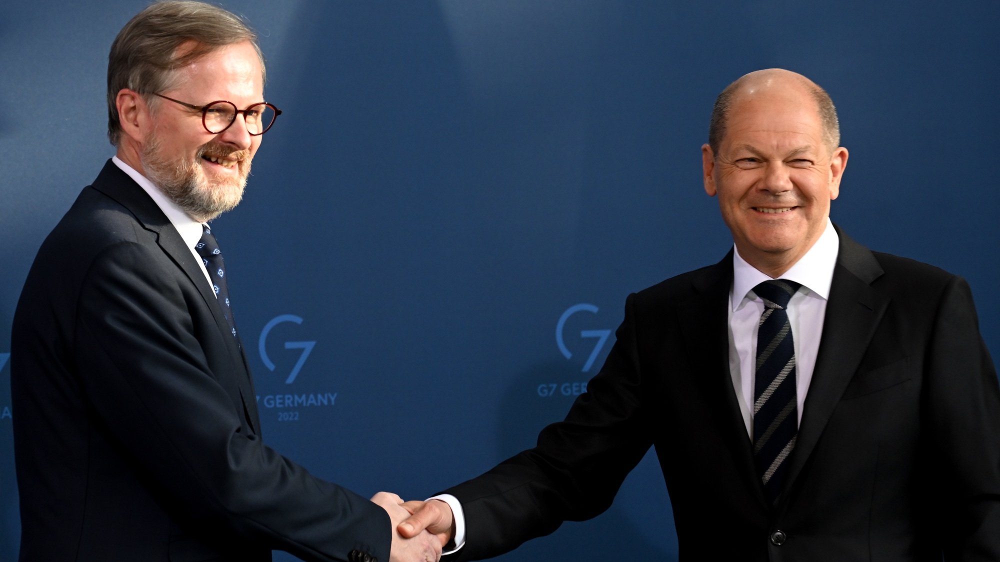 epa09928569 Czech Prime Minister Petr Fiala (L) and German Chancellor Olaf Scholz shake hands after a press conference at the Chancellery in Berlin, Germany, 05 May 2022.  EPA/FILIP SINGER