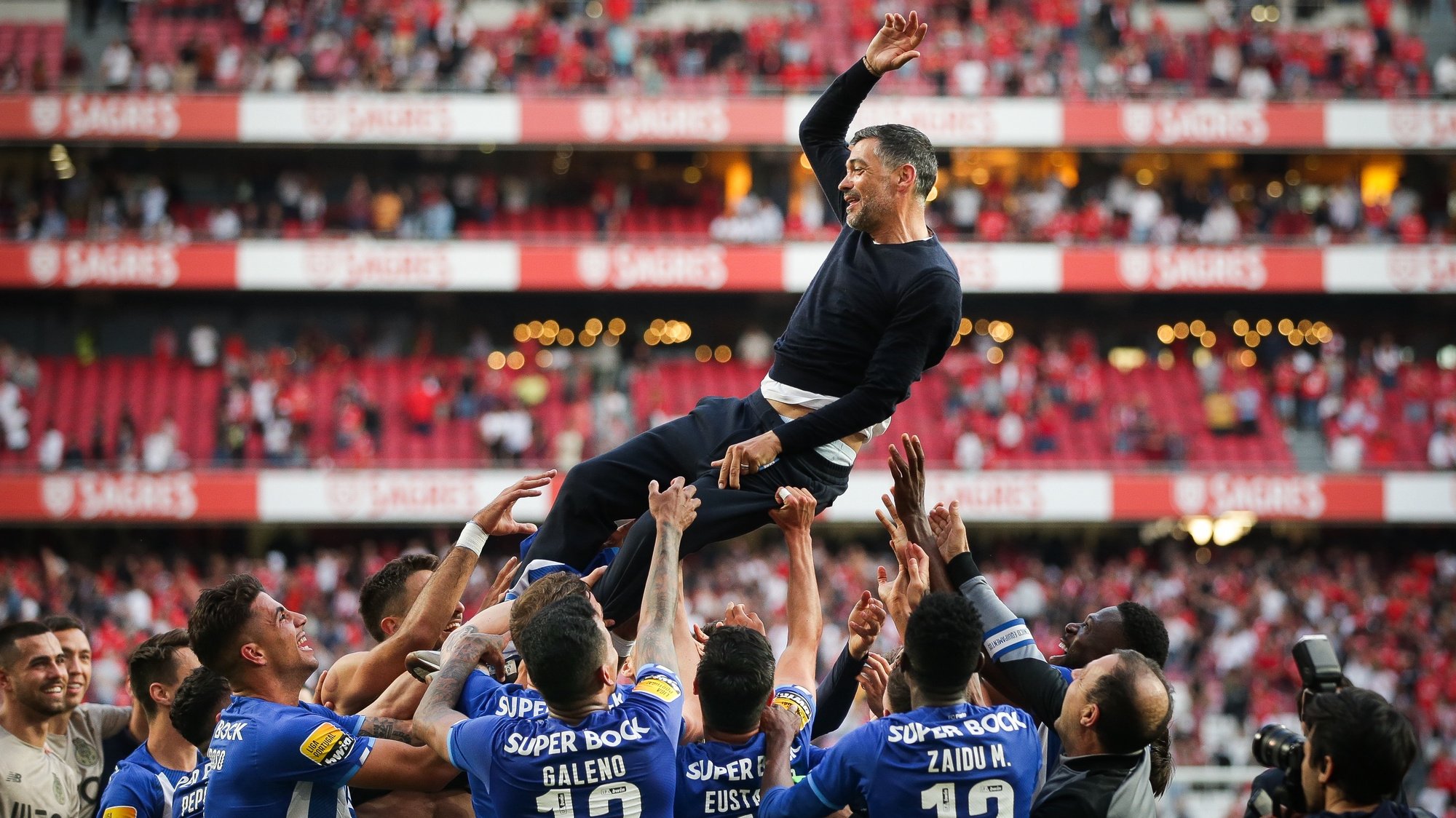 Porto&#039;s head coach Sergio Conceicao and his players celebrate after winning the 2021/2022 Portuguese First League at the end of the match against Benfica at Luz Stadium, in Lisbon, Portugal, 7 May 2022. MARIO CRUZ/LUSA