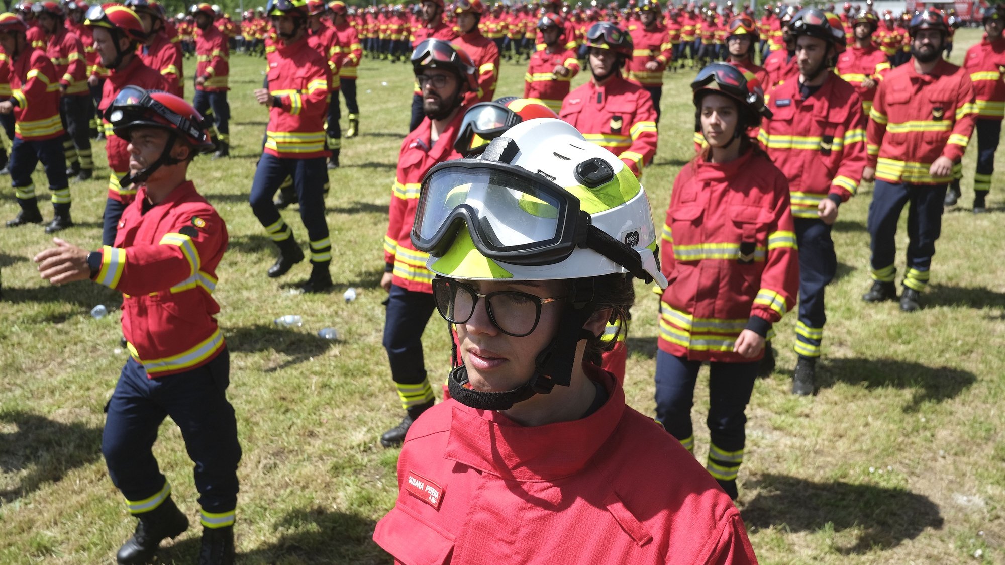 Desfile de bombeiros e de equipamento durante a cerimónia de apresentação da Força de Bombeiros de Portugal que decorreu no Porto, 8 de maio de 2022.  FERNANDO VELUDO/LUSA