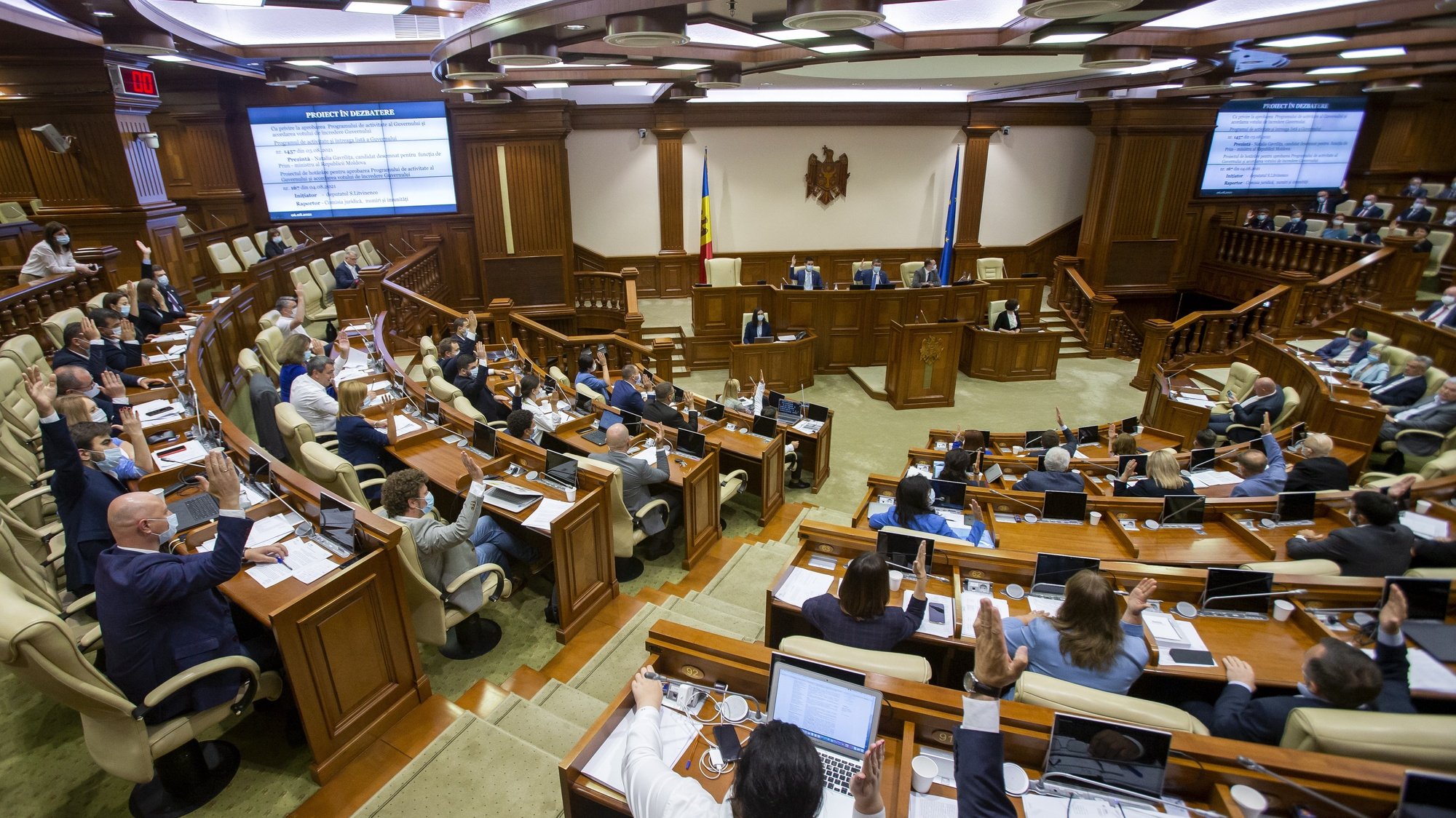 epa09401521 Members of Parliament vote during a special session, in Chisinau, Moldova, 06 August 2021. Moldova&#039;s parliament held a special session to grant the vote of confidence to the new government and to approve its program.  EPA/DUMITRU DORU