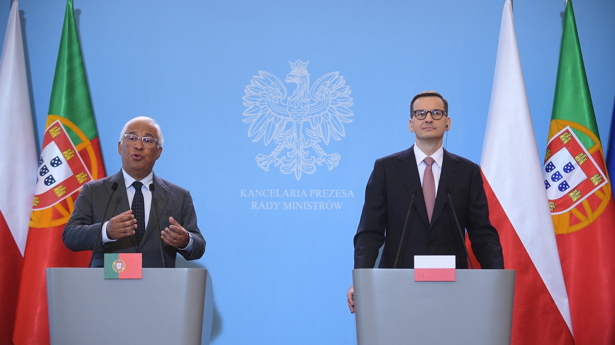 epa09959689 Polish Prime Minister Mateusz Morawiecki (R) and Portuguese Prime Minister Antonio Costa (L) attend a joint press conference following their meeting at the Chancellery of the Prime Minister in Warsaw, Poland, 20 May 2022.  EPA/Marcin Obara POLAND OUT