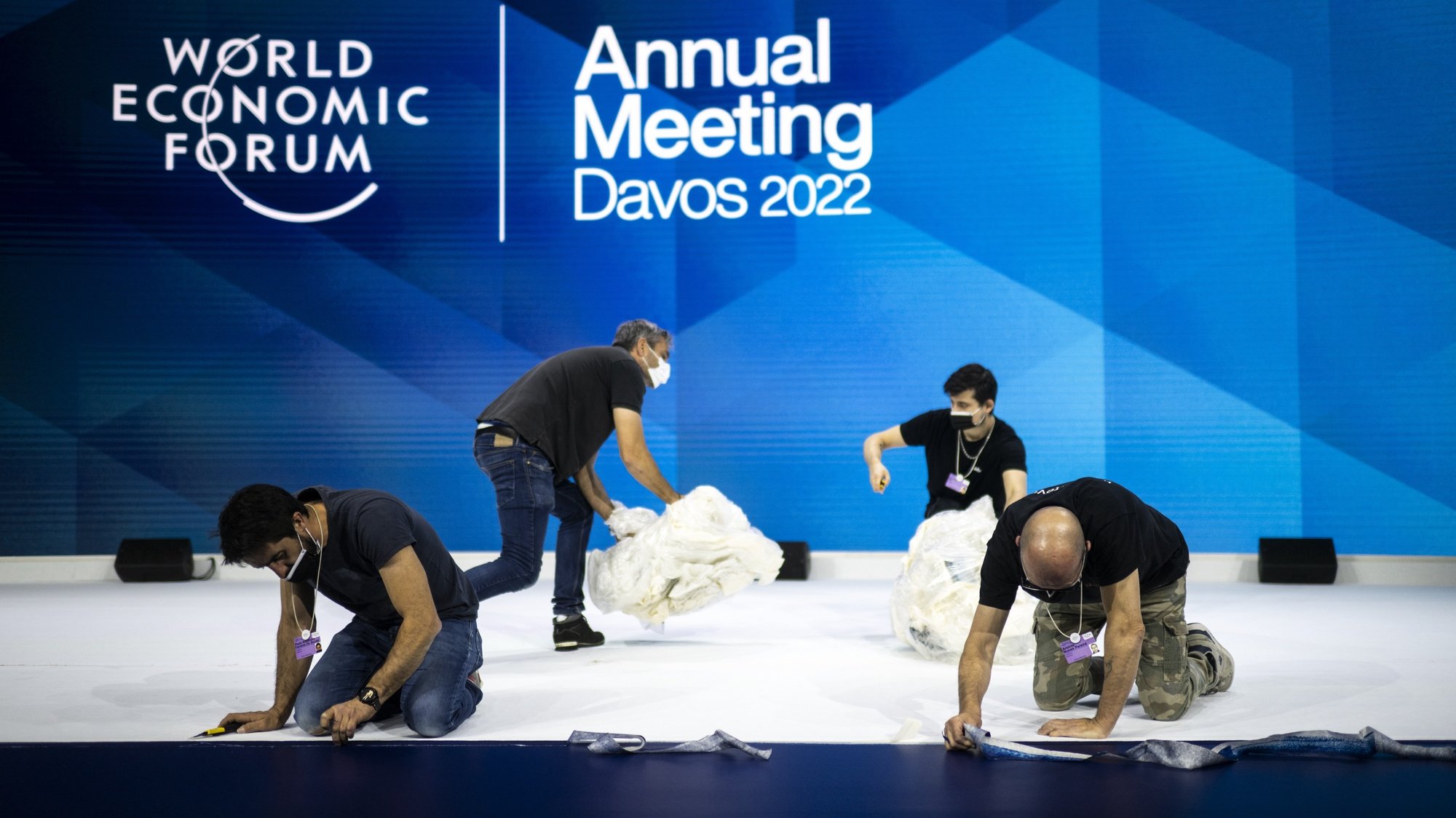 epaselect epa09962451 Workers set the stage prior to the annual meeting of the World Economic Forum (WEF), in Davos, Switzerland, 21 May 2022. The forum begins 22 May, after being postponed due to the COVID-19 outbreak and rescheduled to early summer.  EPA/GIAN EHRENZELLER