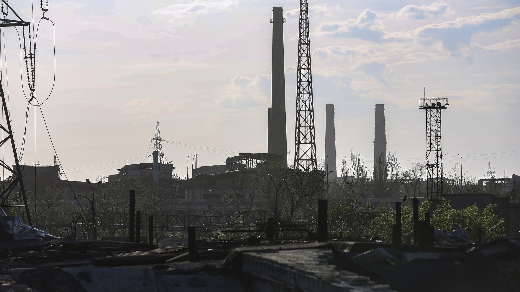 epaselect epa09965030 The Azovstal steel plant in Mariupol, Ukraine, 21 May 2022 (issued 22 May 2022). The Chief spokesman of the Russian Defense Ministry, Major General Igor Konashenkov, said on 20 May that the long-besieged Azovstal steel plant in Mariupol was under full Russian army control.  EPA/ALESSANDRO GUERRA
