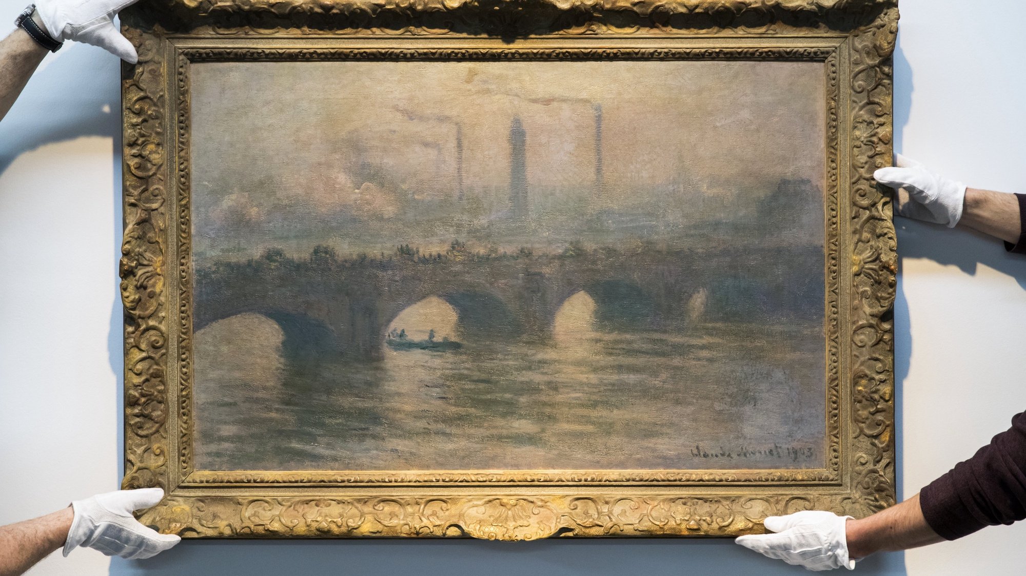 epa06676194 Museum technicians hang the painting &#039;Waterloo Bridge&#039; of French painter Claude Monet, before the opening of the exhibition &#039;Gurlitt: Status Report Part 2 Nazi Art Theft and its Consequences&#039; at the Kunstmuseum in Bern, Switzerland, 05 April 2018. The exhibition will run from April 19, 2018 until July 15, 2018.  EPA/PETER KLAUNZER