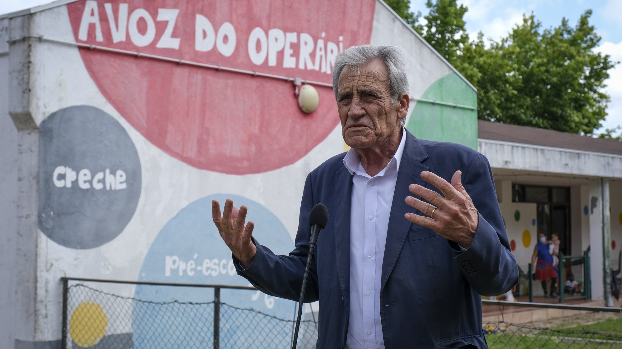 O secretário geral do Partido Comunista Português ( PCP), Jerónimo de Sousa, fala á comunicação social,durante uma visita ao espaço educativo , Voz do Operário . Baixa da Banheira, 01 de Junho de 2022. RUI MINDERICO/LUSA
