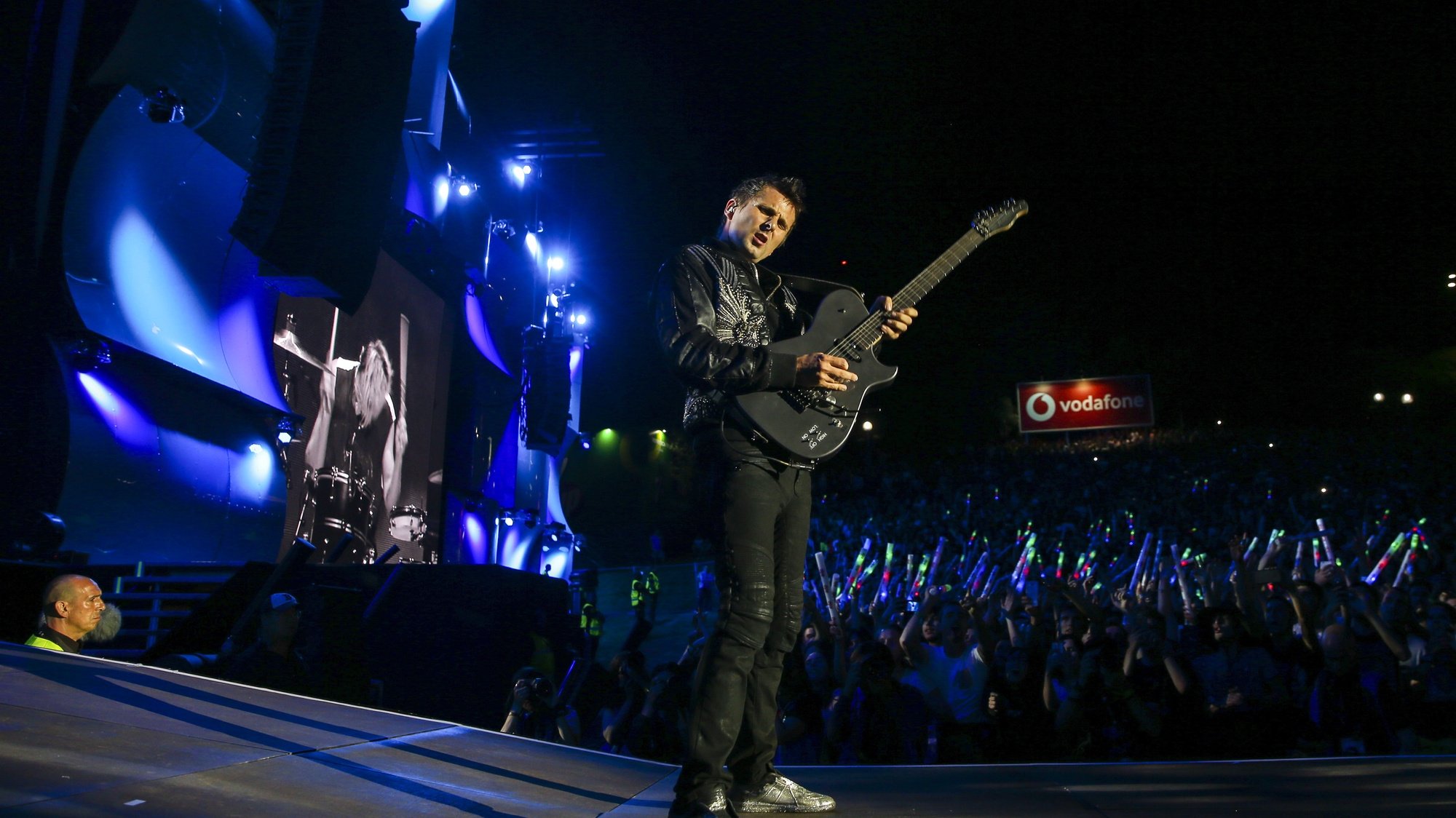 epa06835015 Lead singer and guitarist of British rock band Muse, Matthew Bellamy, performs on the World Stage at the 8th edition of Rock in Rio Lisbon, at Parque da Bela Vista in Lisbon, Portugal, 23 June 2018. British rock band Muse are tonight&#039;s headliners. The festival runs on June 23, 24, 29 and 30.  EPA/JOSÃ‰ SENA GOULÃƒO