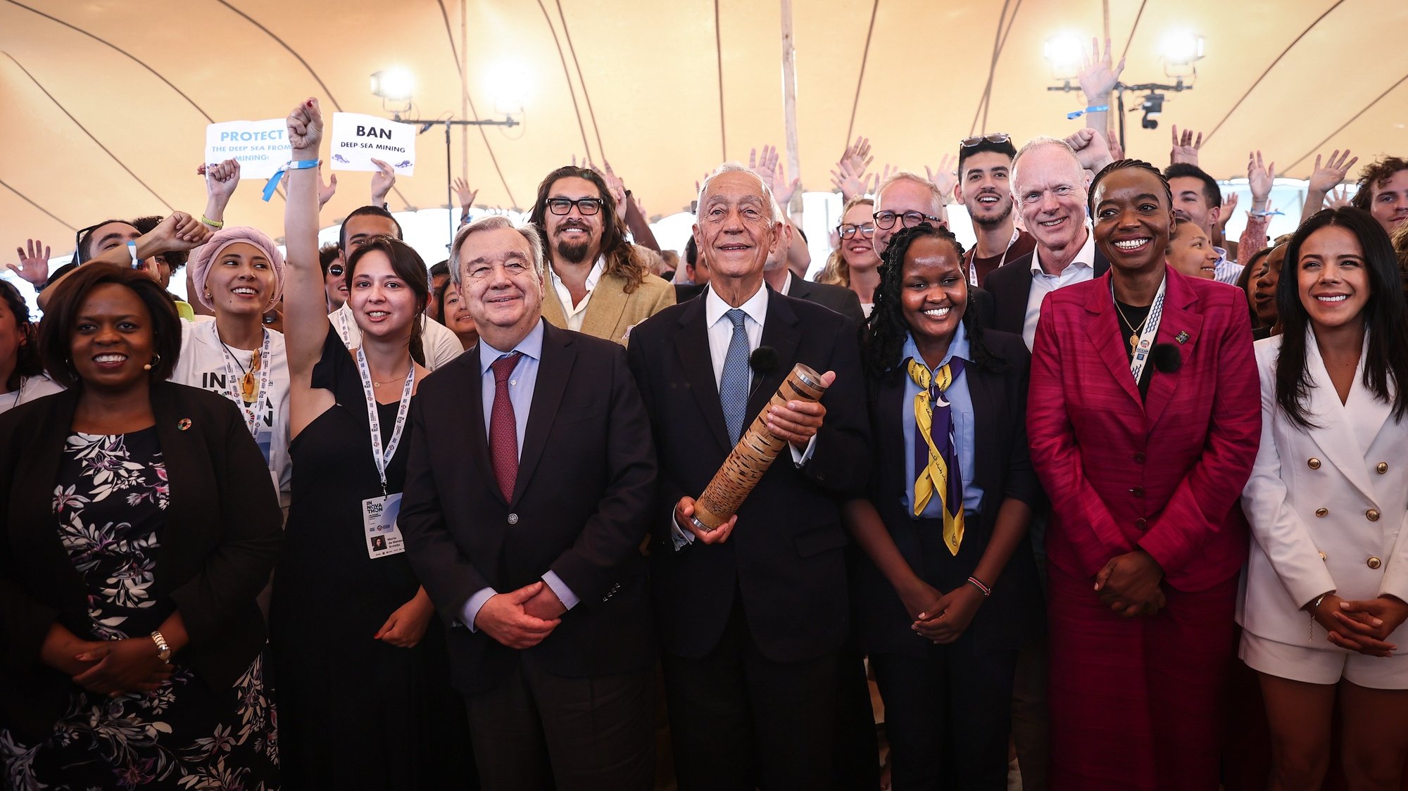 Portugal&#039;s President Marcelo Rebelo de Sousa (C), the United Nations Secretary-General Antonio Guterres (4-L), and the US actor Jason Momoa (C-L) posing for a picture at the UN Ocean Conference Youth and Innovation Forum close ceremony at Carcavelos beach in Cascais, Portugal, 26 June 2022. RODRIGO ANTUNES/LUSA