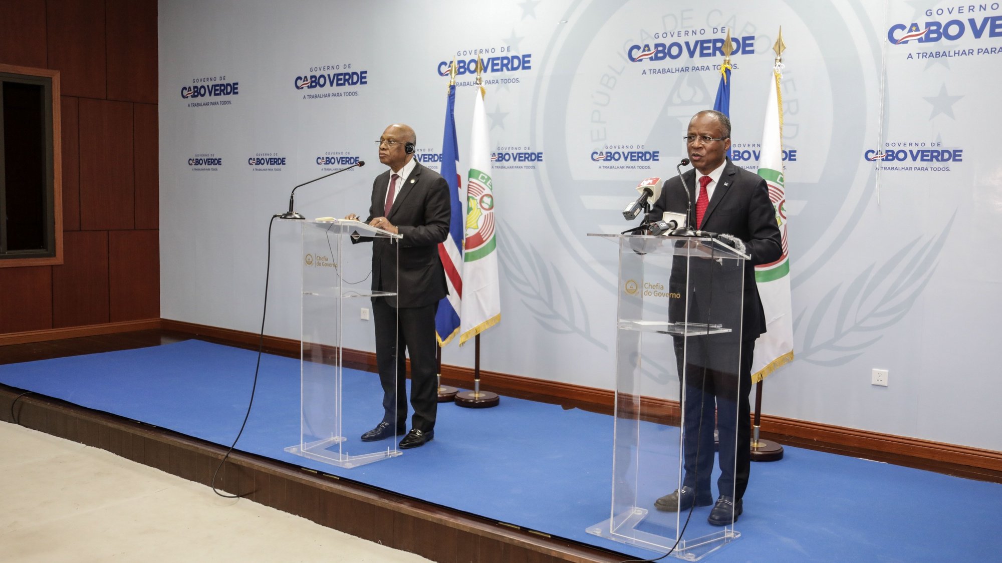 O primeiro-ministro Ulisses Correia e Silva ao lado do Jean Claude Kassi Brou (D), Presidente da Comissão da CEDEAO numa declaração conjuga à impressa após o encontro em Cabo Verde, 27 abril 2022. ELTON MONTEIRO/LUSA