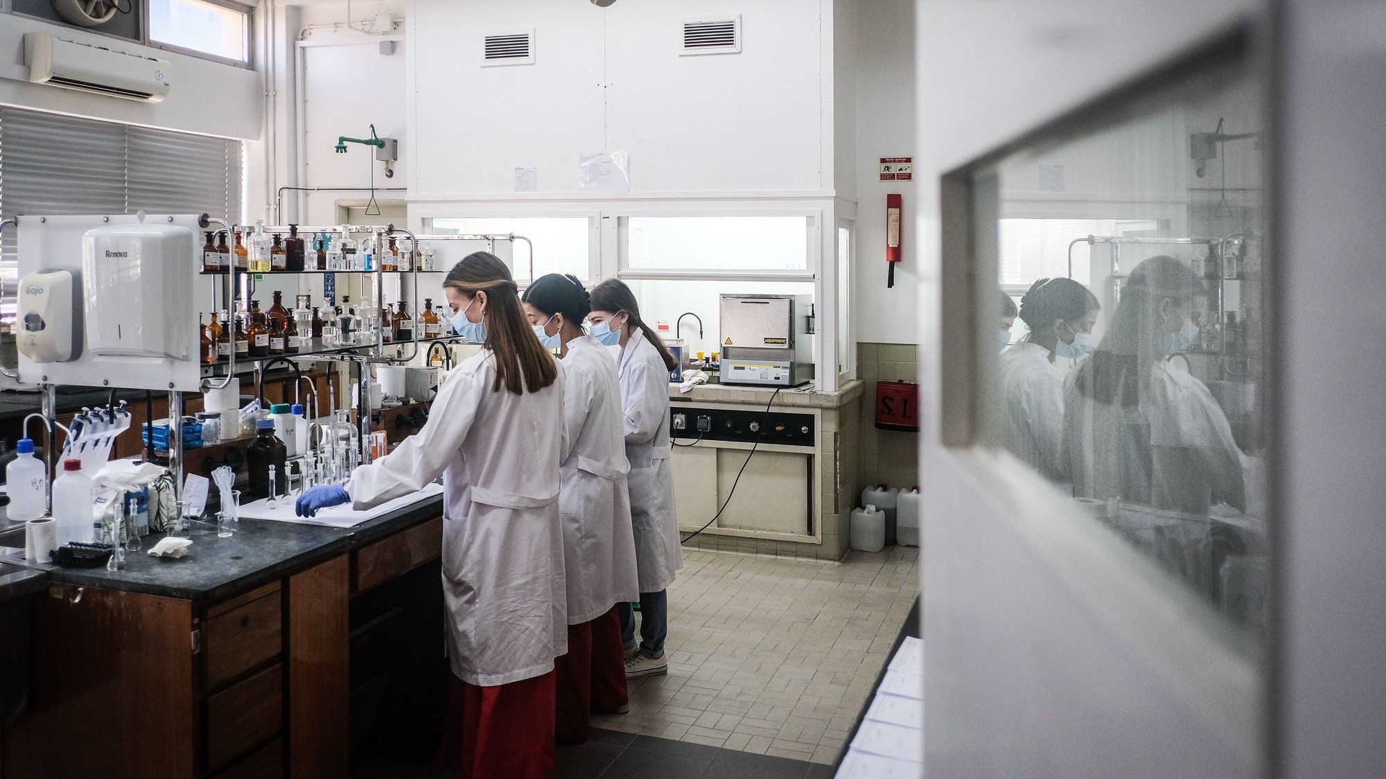 Técnicas de farmácia trabalham no Laboratório Nacional do Medicamento, em Lisboa, 7 de junho de 2022. MÁRIO CRUZ/LUSA