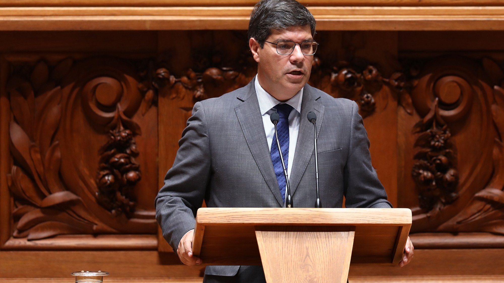 O líder parlamentar do Partido Socialista (PS), Eurico Brilhante Dias, intervém durante o debate sobre a despenalização da morte medicamente assistida, na Assembleia da República, em Lisboa, 09 de junho de 2022. ANTÓNIO PEDRO SANTOS/LUSA