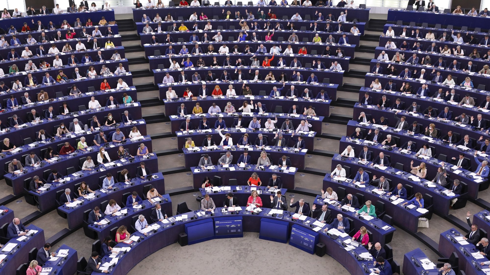 epa10054639 Members of the European Parliament (MEP&#039;s) during a voting session at the European Parliament in Strasbourg, France, 06 July 2022. On the agenda of the session is the vote on the granting of a &#039;green&#039; label to gas and nuclear investments.  EPA/JULIEN WARNAND