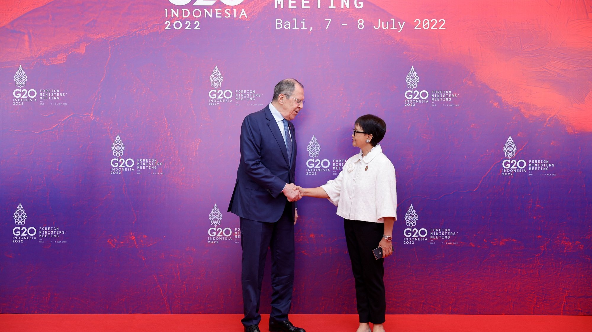 epa10058392 Indonesia’s Foreign Minister Retno Marsudi (R) welcomes Russia’s Foreign Minister Sergei Lavrov (L) during the G20 Foreign Ministers’ Meeting in Nusa Dua, Bali, Indonesia, 08 July 2022. Bali hosts the two-day G20 Foreign Ministers Meeting from 07 to 08 July 2022.  EPA/WILLY KURNIAWAN / POOL