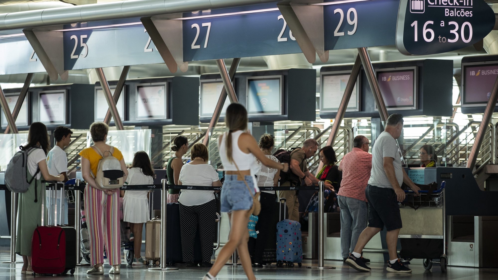 National airports handle 5.3 million passengers in May and are approaching 2019