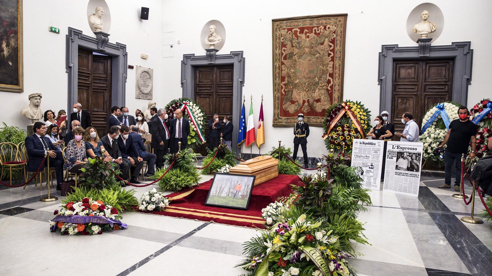epa10072830 People pay their respects to late Italian journalist Eugenio Scalfari as the coffin lies in state at the City Hall in Rome, Italy, 15 July 2022. Scalfari, who died on 14 July at the age of 98, founded two of Italy&#039;s most important news publications, daily newspaper La Repubblica and investigative journalism weekly &#039;L&#039;Espresso&#039;.  EPA/ANGELO CARCONI