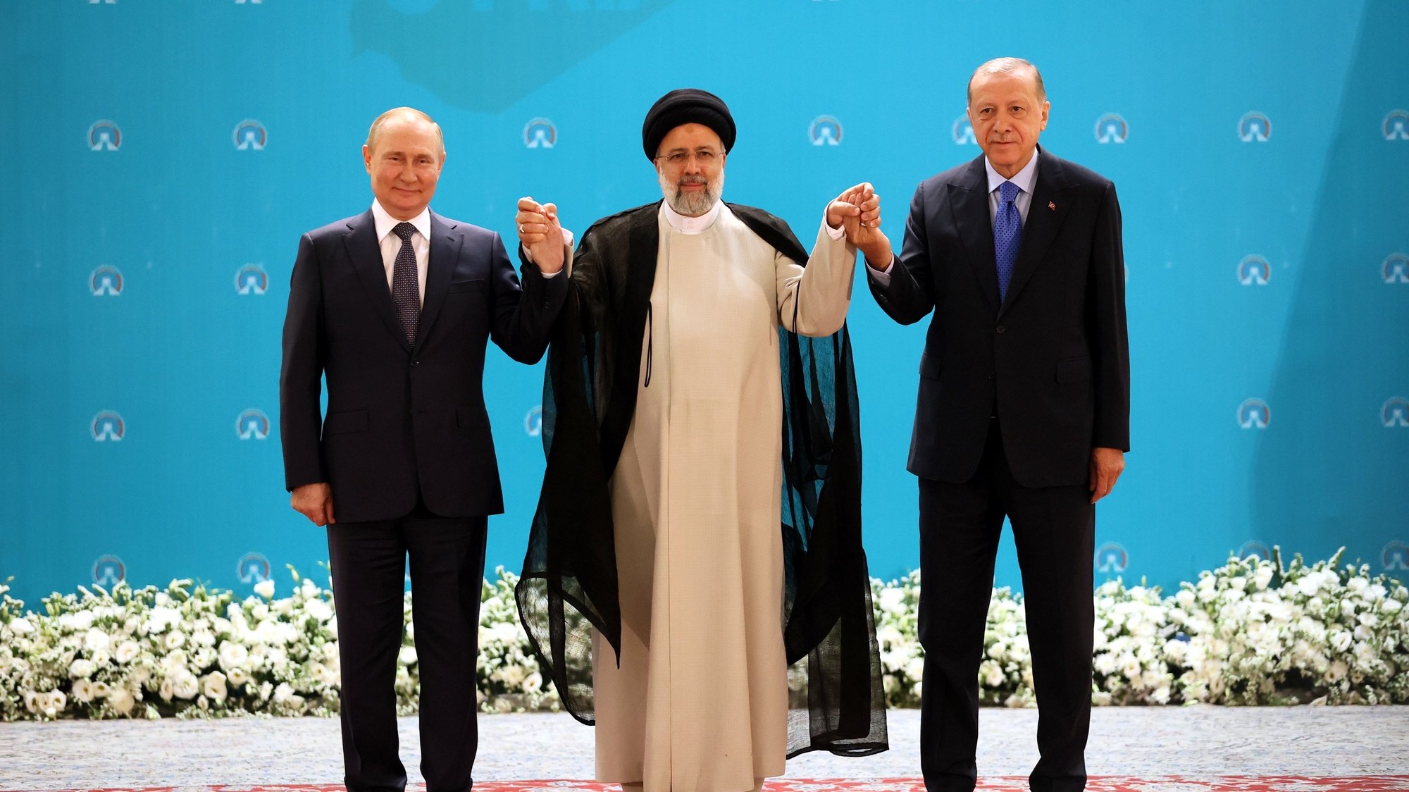 epa10080486 (L-R) Russian President Vladimir Putin, Iranian President Ebrahim Raisi and Turkish President Recep Tayyip Erdogan pose for a picture during a trilateral summit on Syria in Tehran, Iran, 19 July 2022. The tripartite summit on Syria is held in the so-called Astana format and shall discuss the process in the conflict.  EPA/SERGEI SAVOSTYANOV / KREMLIN POO MANDATORY CREDIT