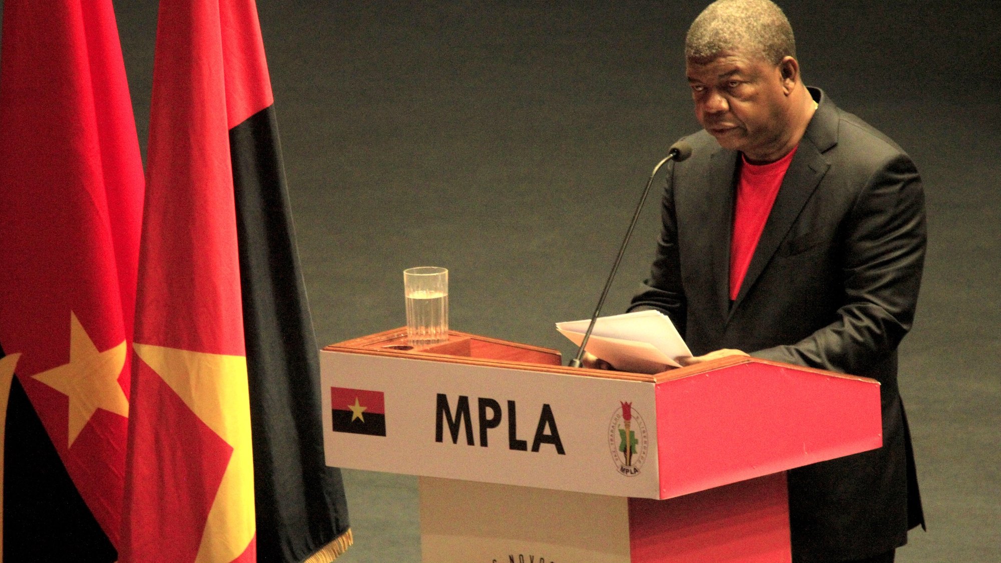 epa07650211 President of  Popular Movement for the Liberation of Angola (MPLA) Joao Lourenco delivers his speech during the VII Extraordinary Congress of the party in Luanda, Angola, 15 June 2019.  EPA/AMPE ROGERIO