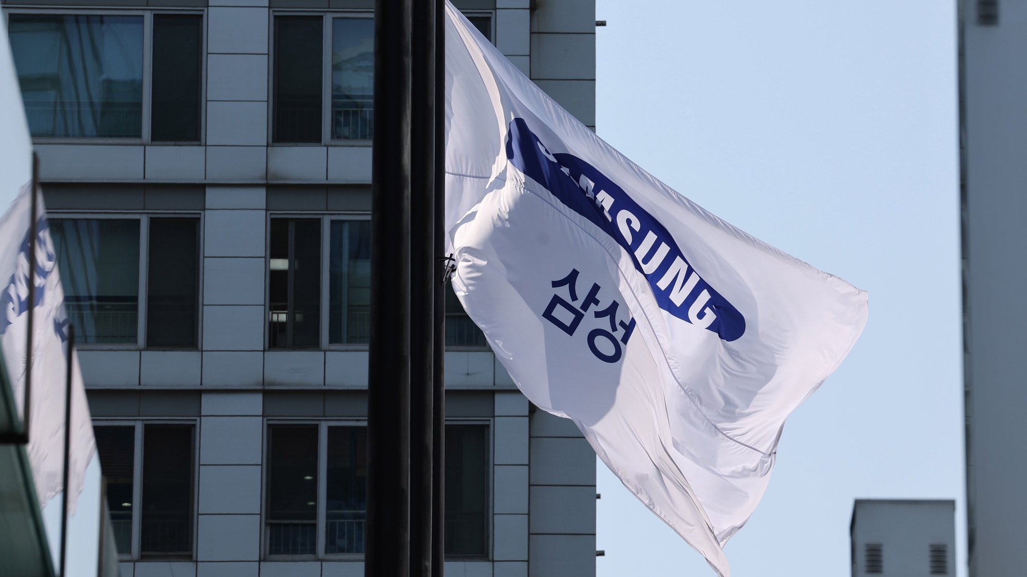 epa10094781 A flag of Samsung Electronics Company, the world&#039;s largest maker of computer memory chips and smartphones, flutters outside company headquarters in Seoul South Korea, 28 July 2022. Samsung reported a second-quarter net profit of 11.09 trillion won (US$8.5 billion), up 15.2 percent from a year earlier, on the back of robust demand for server chips.  EPA/YONHAP SOUTH KOREA OUT