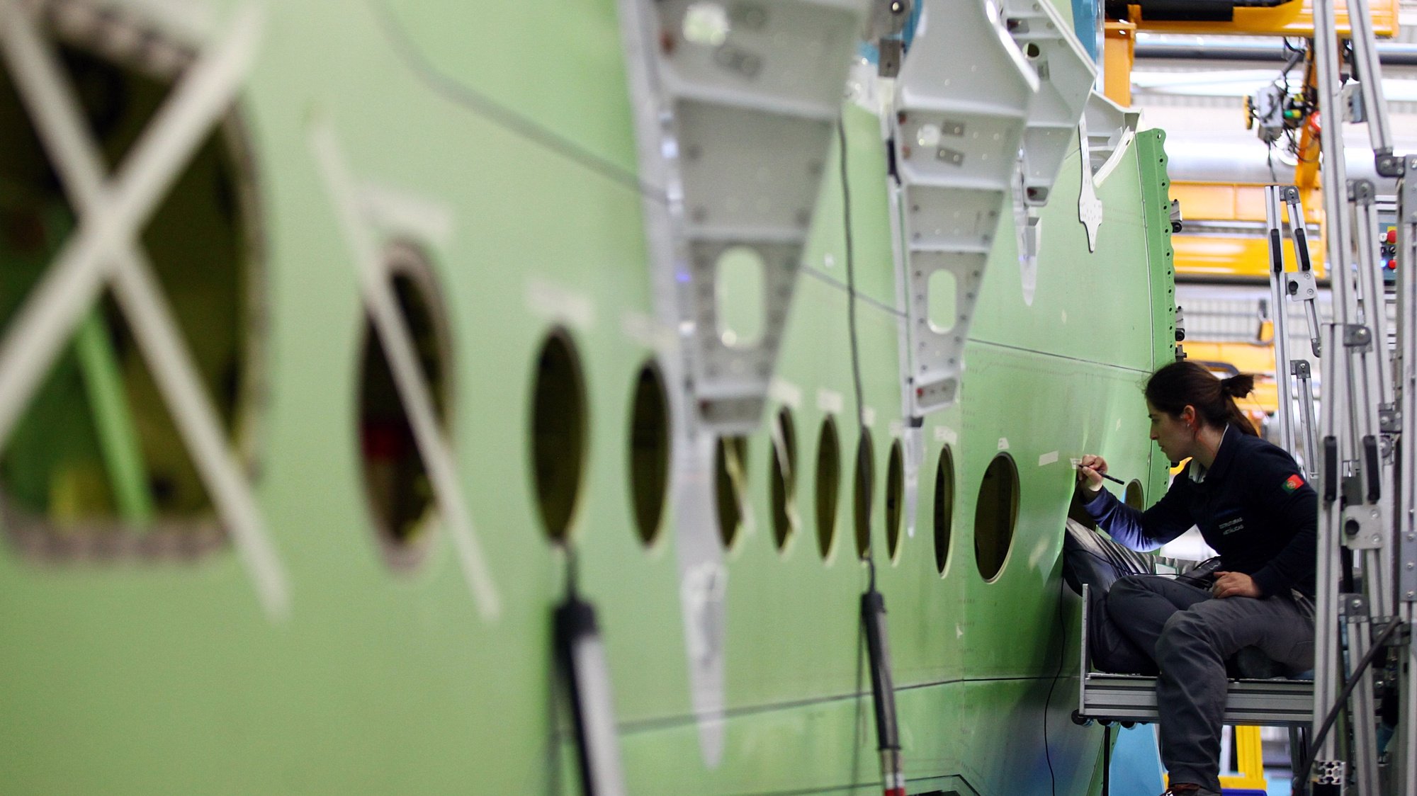 Um funcionário trabalha numa estrutura metálica na fábrica de estruturas metálicas da Embraer, em Évora, 01 de abril de 2016. NUNO VEIGA/LUSA