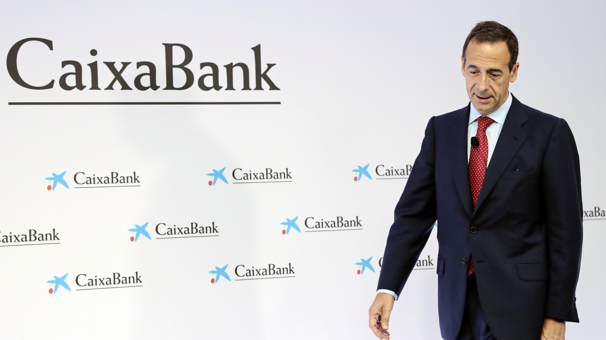 epa10096932 CaixaBank&#039;s CEO Gonzalo Gortazar before delivering a press conference to present the results of the first half of 2022, in Valencia, Spain, 29 July 2022. Caixabank earned 1,573 million euros.  EPA/ANA ESCOBAR