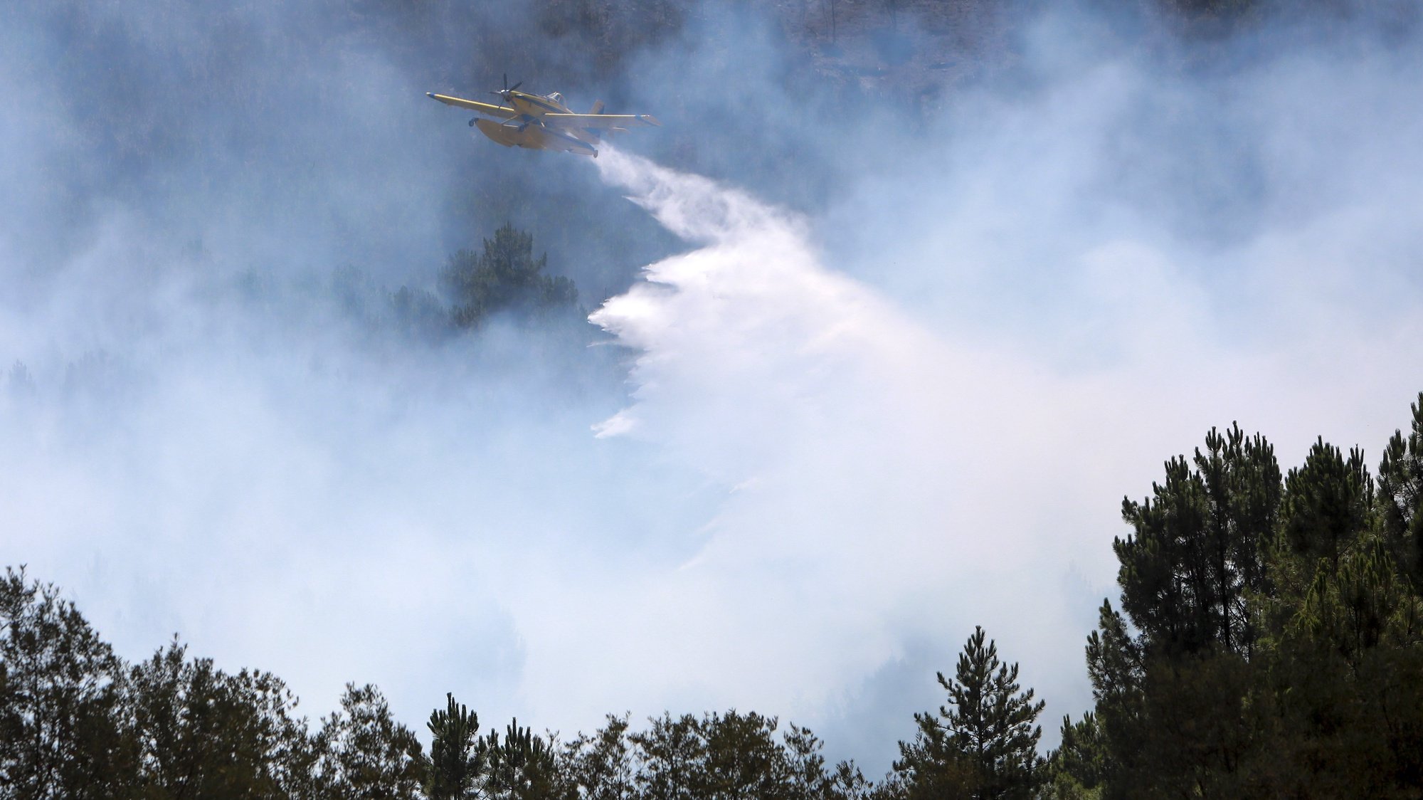 Um avião combate as chamas durante um incêndio no vale glaciar de Beijames, Covilhã, 9 de agosto de 2022. Este incêndio que deflagrou no sábado na localidade de Garrocho, no concelho da Covilhã (Castelo Branco), continua ativo e está a ser combatido por mais de 580 operacionais. MIGUEL PEREIRA DA SILVA/LUSA
