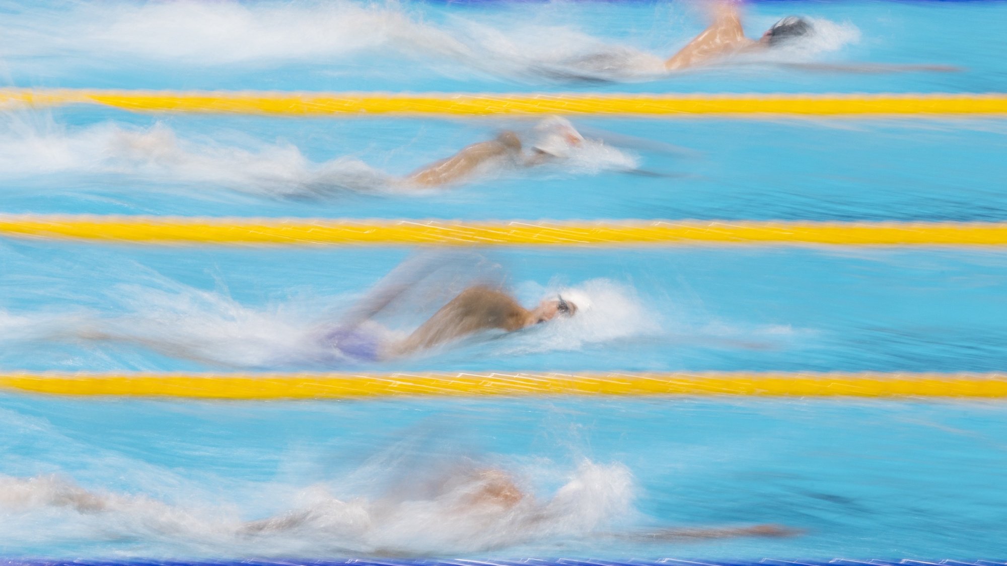 O nadador português José Lopes (terceira pista a partir de cima) em ação durante a prova de qualificação dos 800 metros livres dos Jogos Olímpicos Tóquio2020, Japão, 27 de julho de 2021. JOSÉ COELHO/LUSA