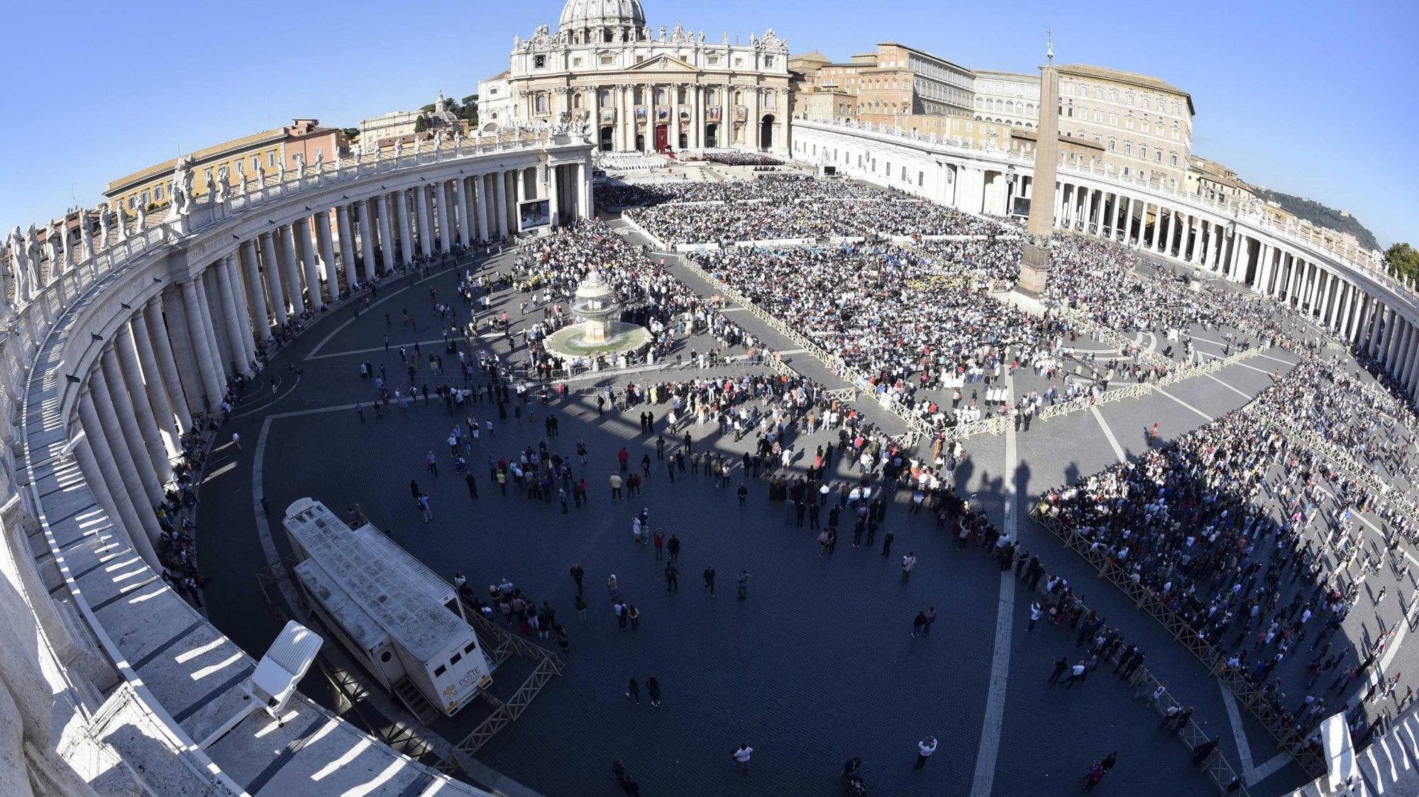Uma vista panoramica celebra o Papa Francisco no Vaticano