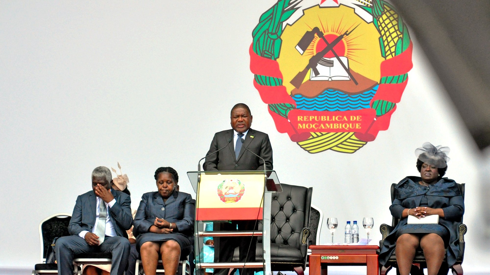 Mozambique&#039;s President Filipe Nyusi (C) accompanied by his wife Isaura Nyusi (R) addresses his speech during the inauguration ceremony at Independence Square in Maputo, Mozambique, 15 January 2019. The leader of the Mozambique Liberation Front (Frelimo) was re-elected on the first round for a second term, with 73 percent of the vote, and his party had a two-thirds majority in parliament. ANTONIO SILVA/LUSA