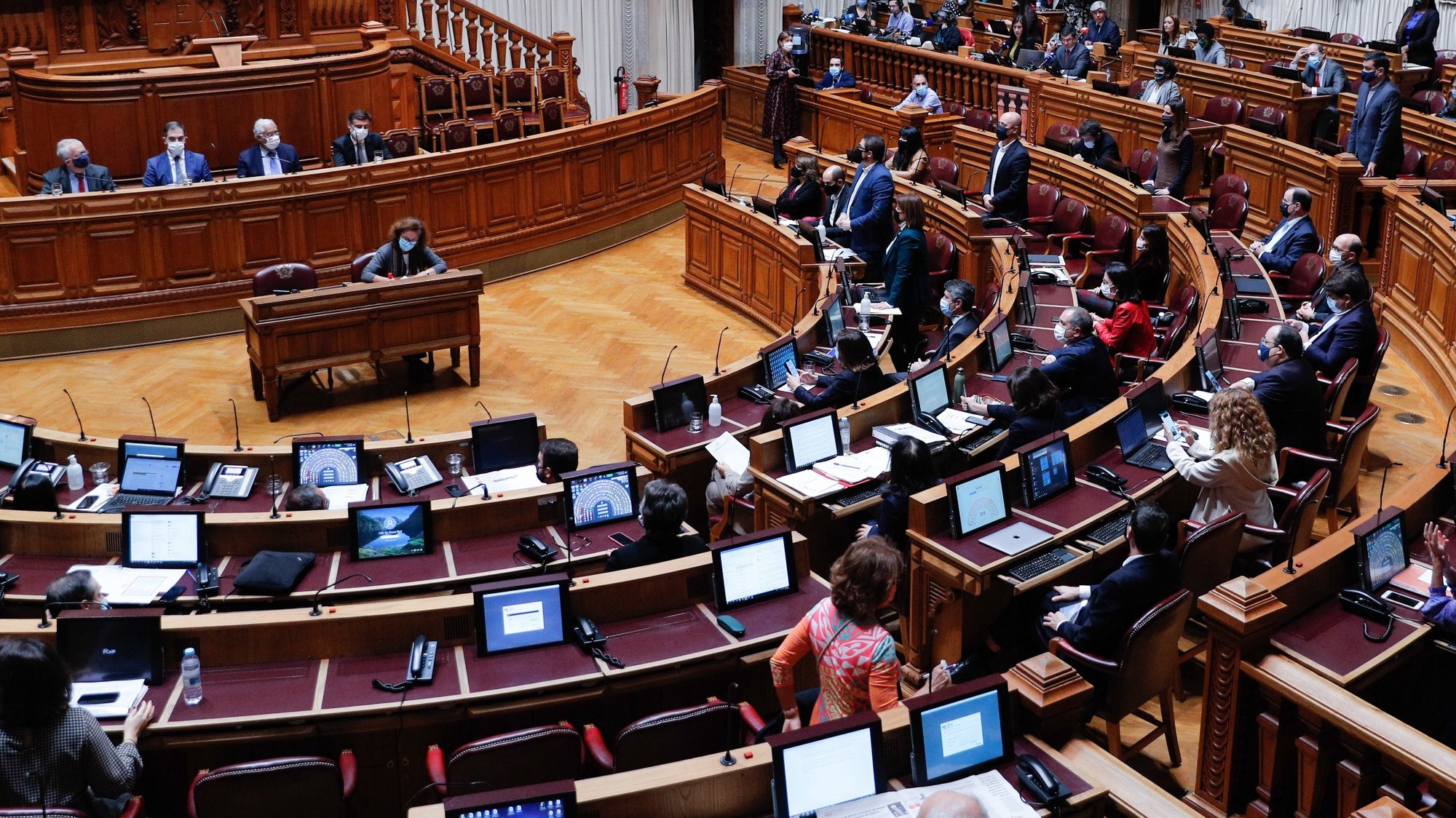 Deputados do Partido Comunista Português (PCP) votam contra o pedido de autorização de renovação do estado de emergência na Assembleia da República, em Lisboa, 20 de novembro de 2020. ANTÓNIO COTRIM/LUSA
