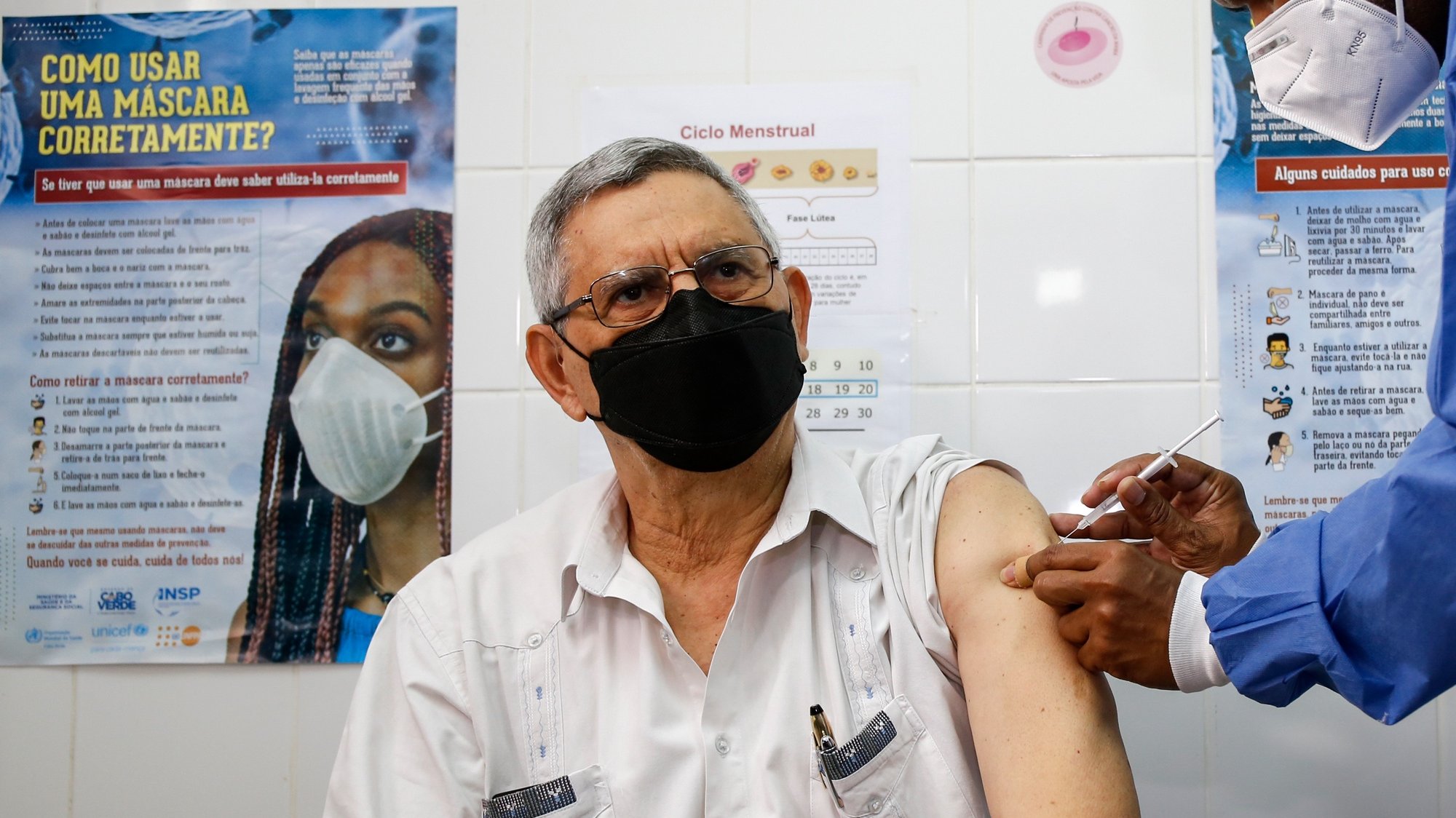 O Presidente da República de Cabo Verde, Jorge Carlos Fonseca, é vacinado contra a covid-19 no Centro de Saúde de Tira Chapéu, na cidade da Praia, ilha de Santiago, Cabo Verde, 07 de abril de 2021. FERNANDO DE PINA/LUSA