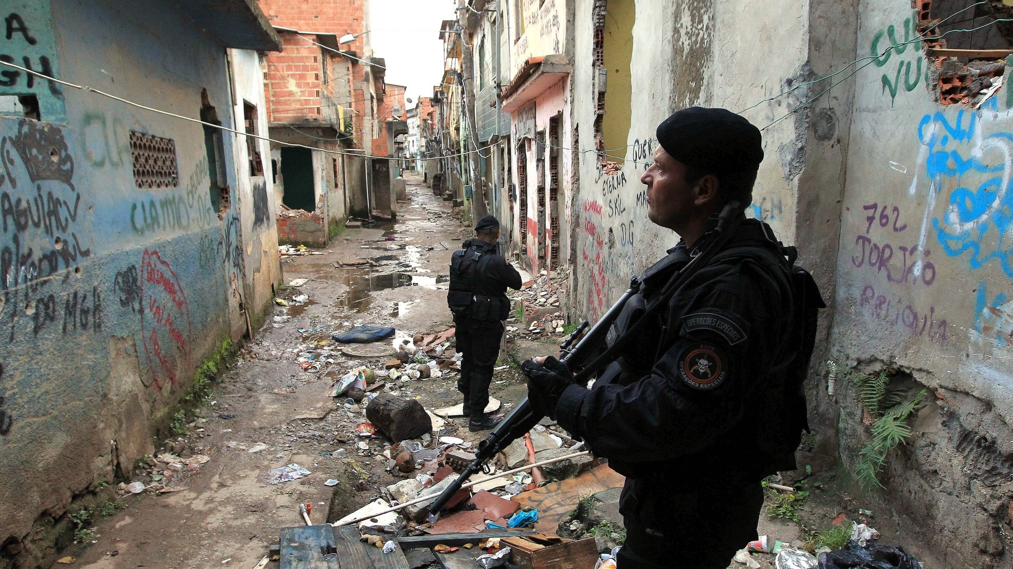 A polícia brasileira ocupa a favela de Manguinhos