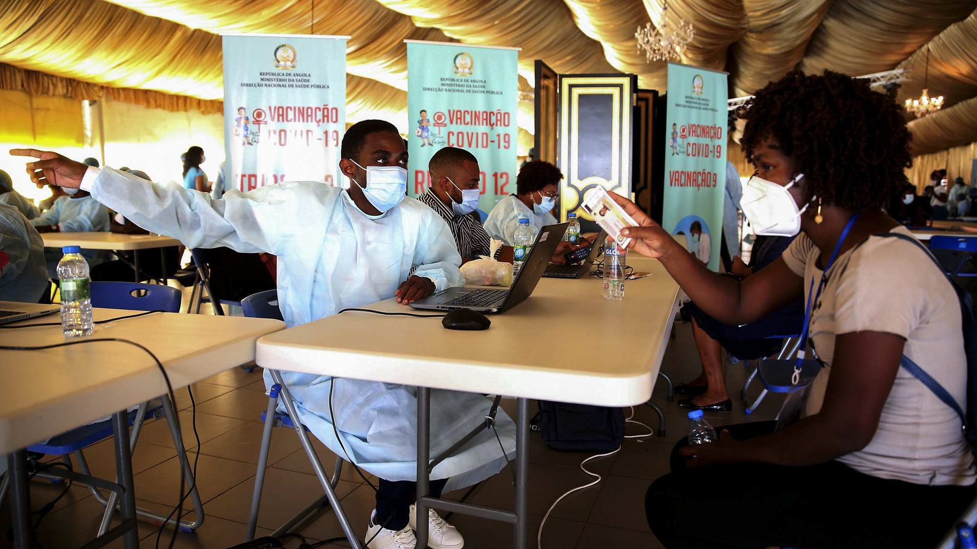 Campanha de vacinação no centro Paz Flor, em Luanda, Angola, 12 de maio de 2021. Angola registou até à presente data 29.146 casos positivos de covid-19, dos quais 639 óbitos, com 25.145 recuperados, estando ativos 3.362. AMPE ROGÉRIO/LUSA