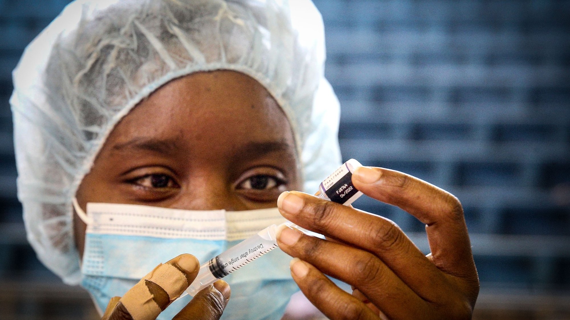 Uma profissional de saúde prepara uma dose da vacina contra a Covid-19