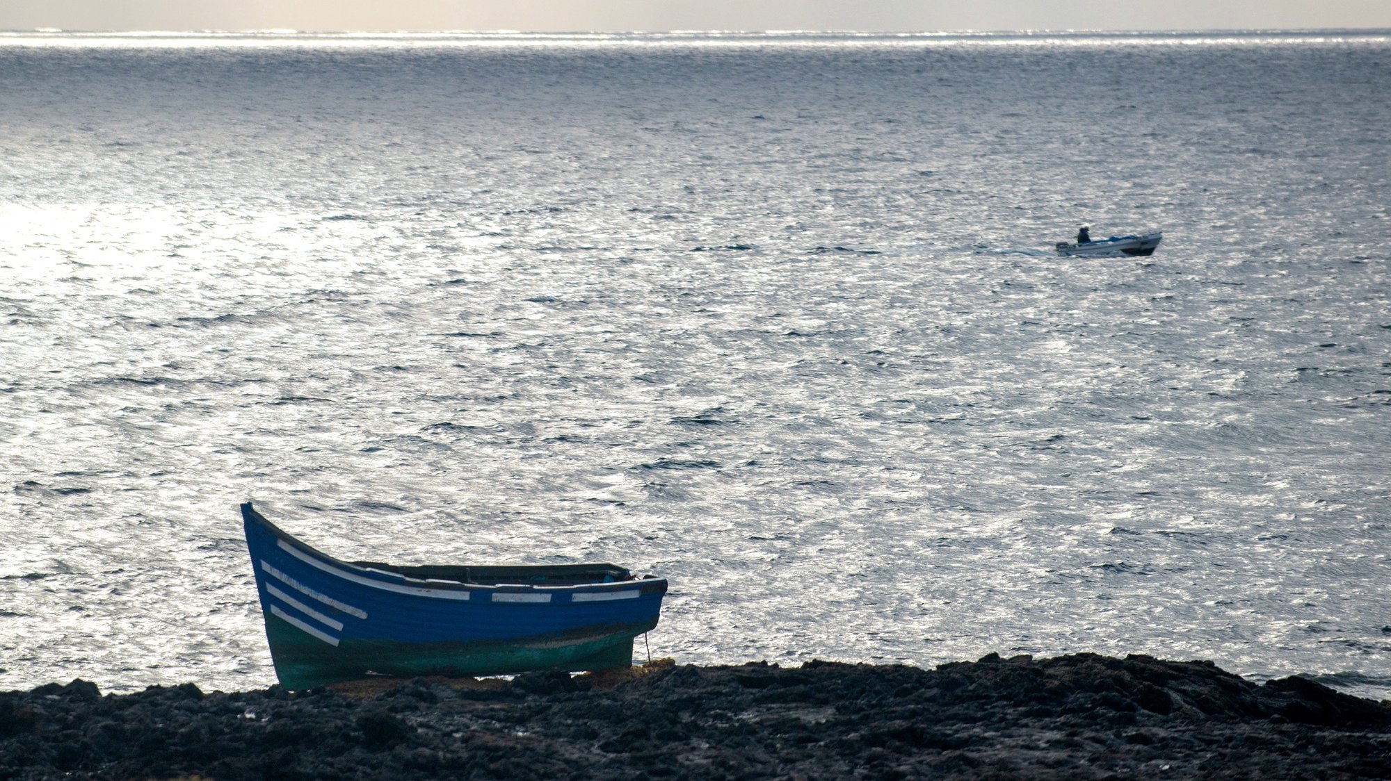 Vista para um pequeno barco onde um grupo de 31 migrantes chegou às Ilhas Canárias