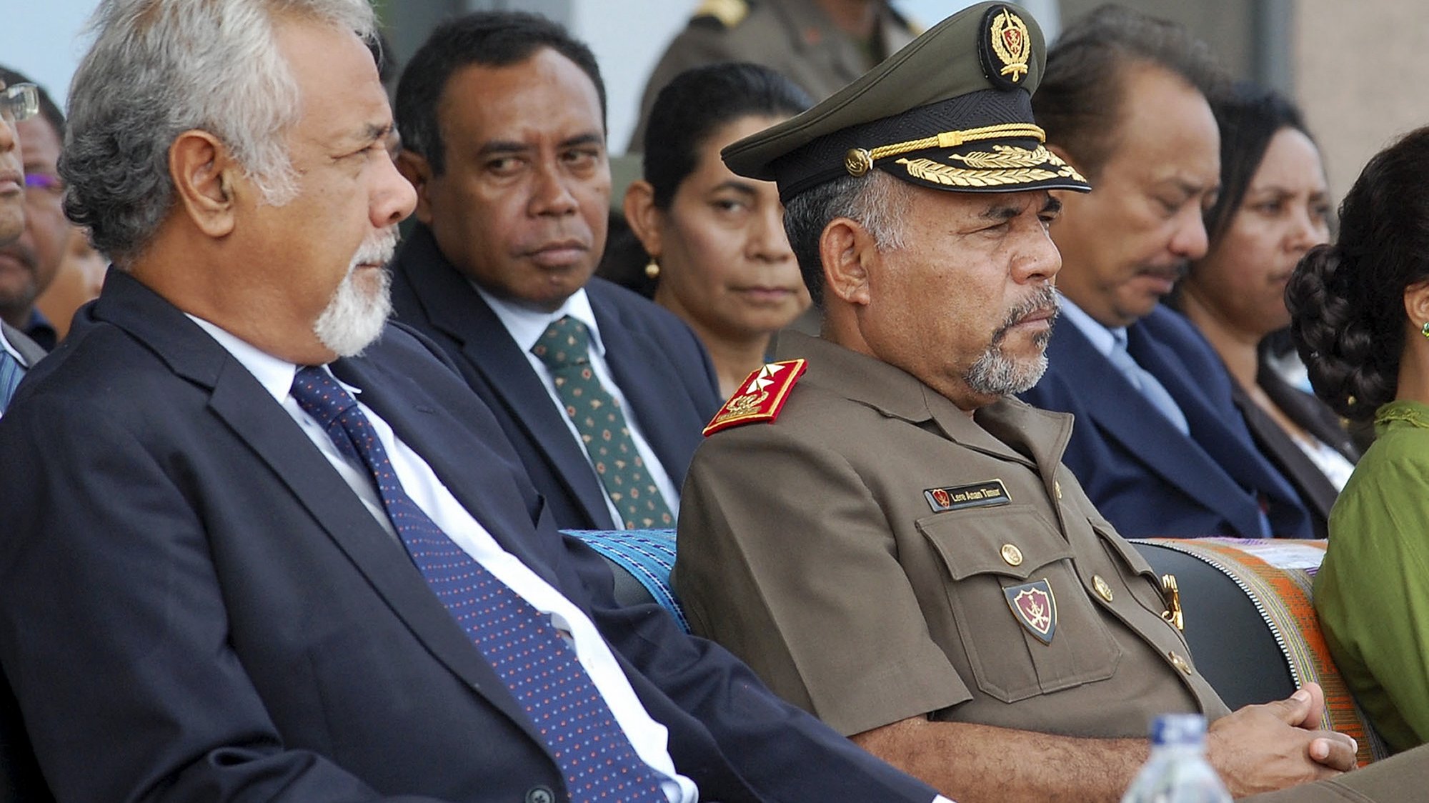O primeiro-ministro Xanana Gusmão acompanhado pelo Chefe de Estado das forças Armadas, Major-general Lere Anan Timur