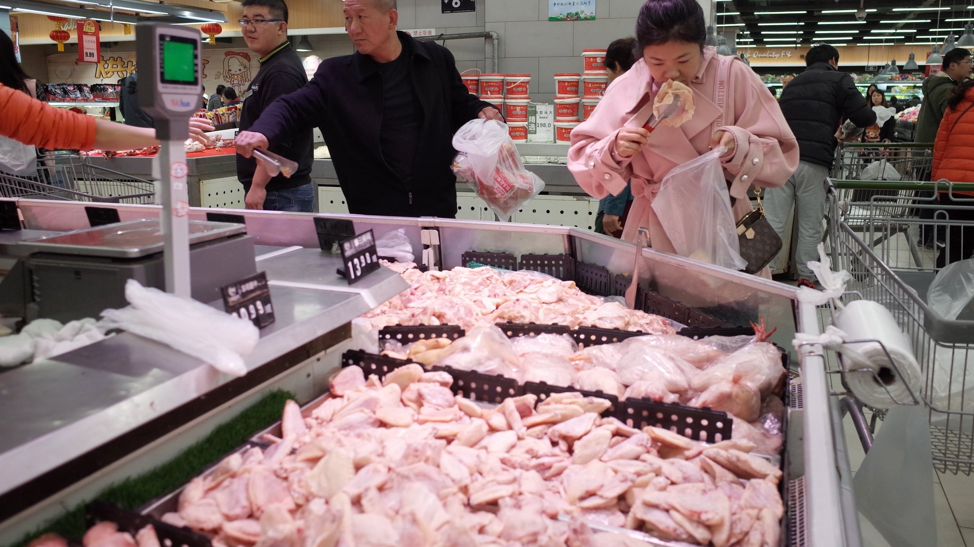 epa07982566 Consumers select chicken meat in a super market in Beijing, China, 09 November 2019. China&#039;s consumer price index (CPI), a main gauge of inflation, rose 3.8 percent year-on-year in October, according to the National Bureau of Statistics on 09 November 2019.  EPA/WU HONG