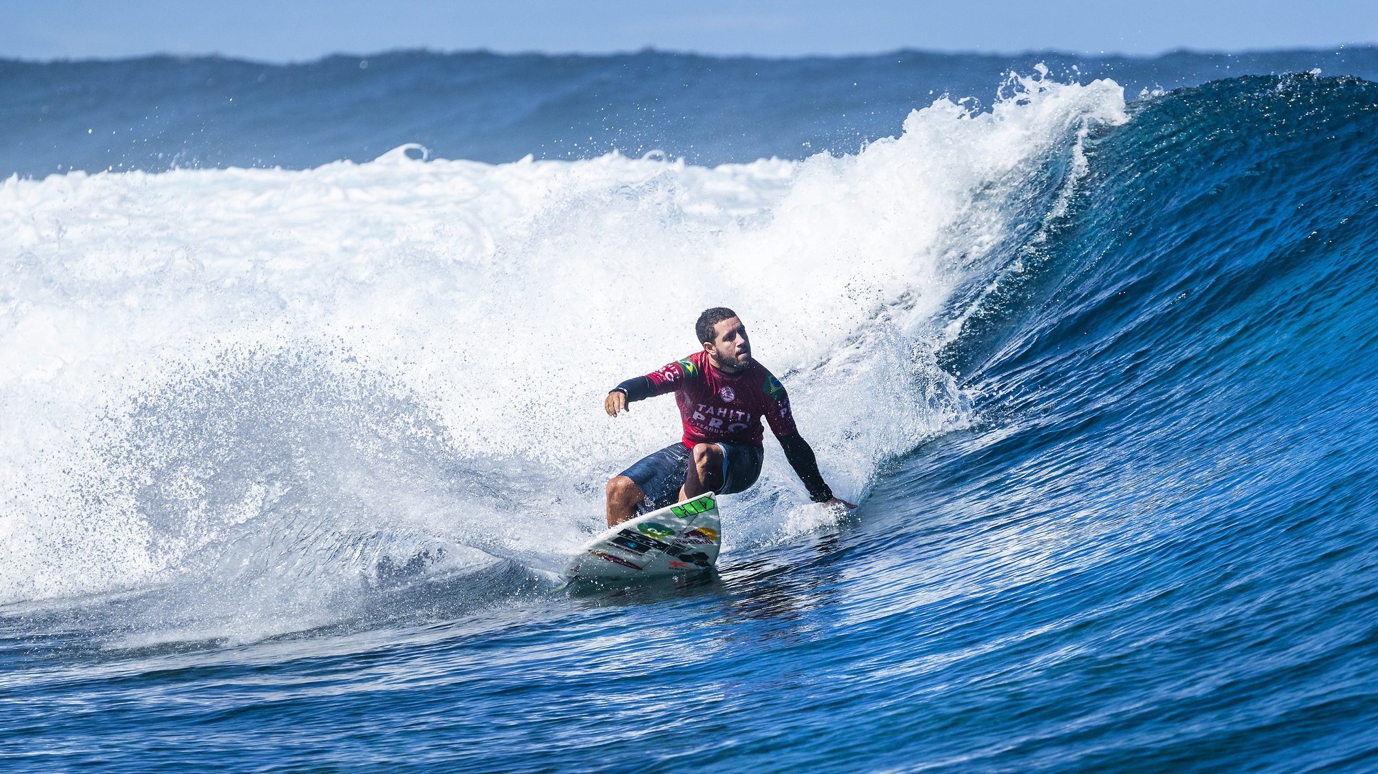 O surfista Adriano de Souza, do Brasil, na terceira ronda do Tahiti Pro Teahupoo