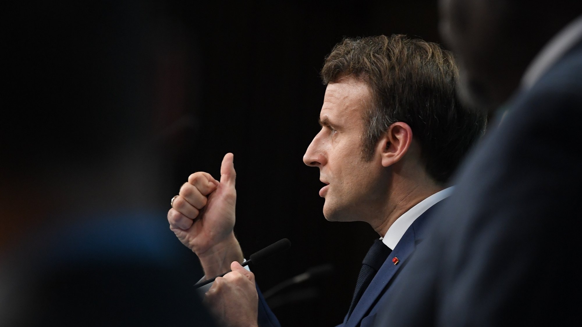 O Presidente francês, Emmanuel Macron, durante uma conferência na cimeira entre UE-África