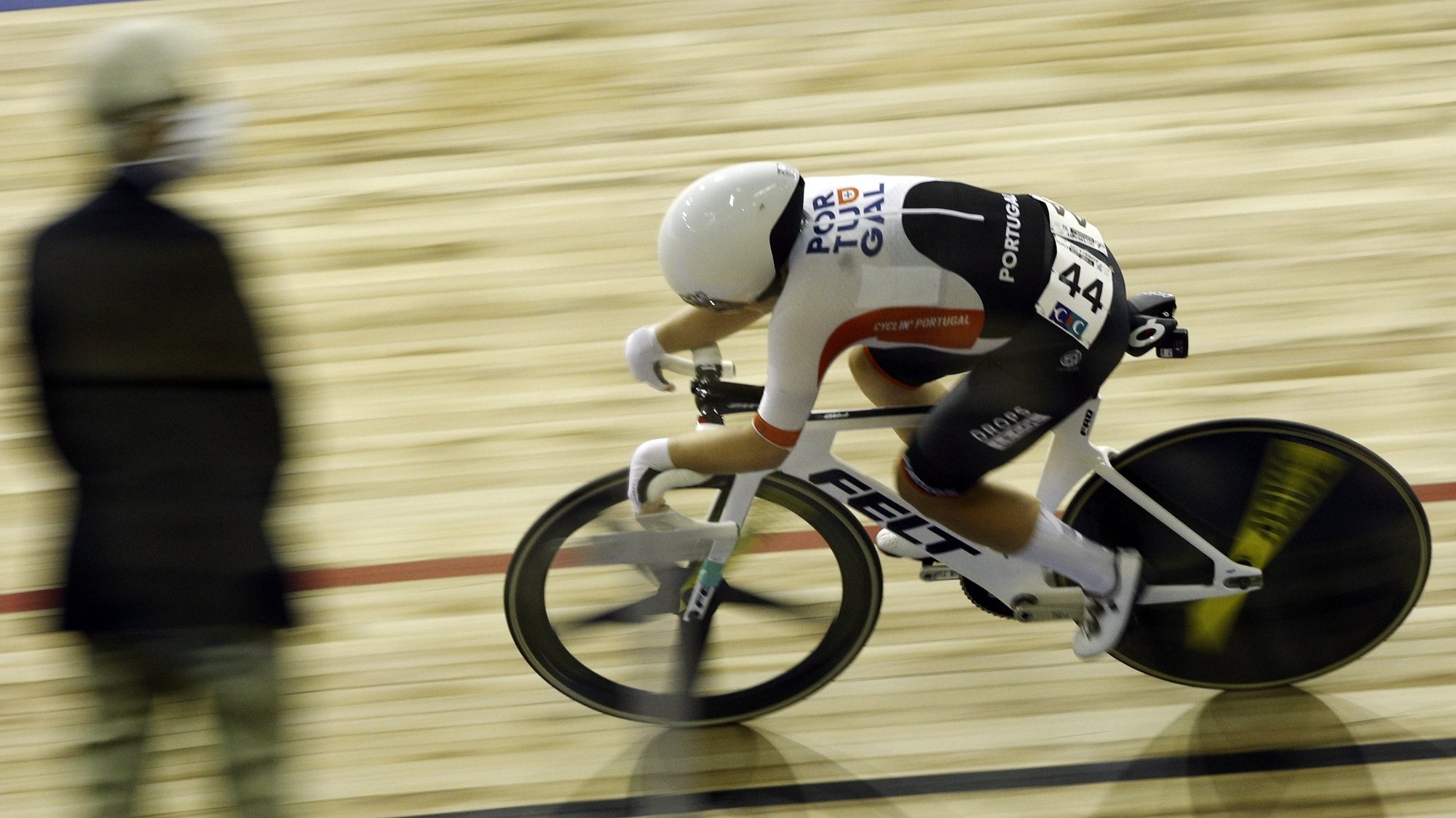 epa09539998 Maria Martins of Portugal competes in the Women&#039;s Omnium Points Race at the UCI Track Cycling World Championships in Roubaix, France, 22 October 2021.  EPA/YOAN VALAT