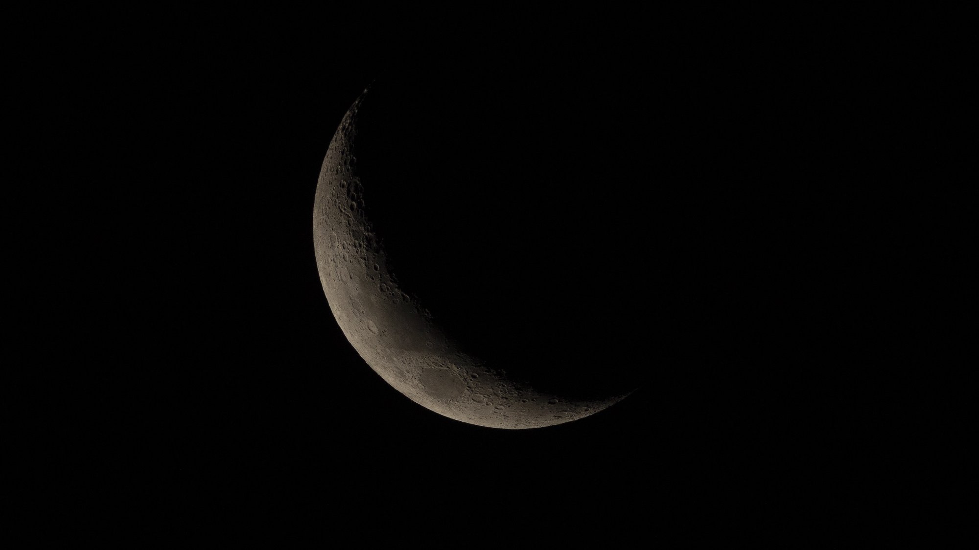 epa09872786 The waning moon in the sky of Brasilia, Brazil, 05 April 2022.  EPA/Joedson Alves