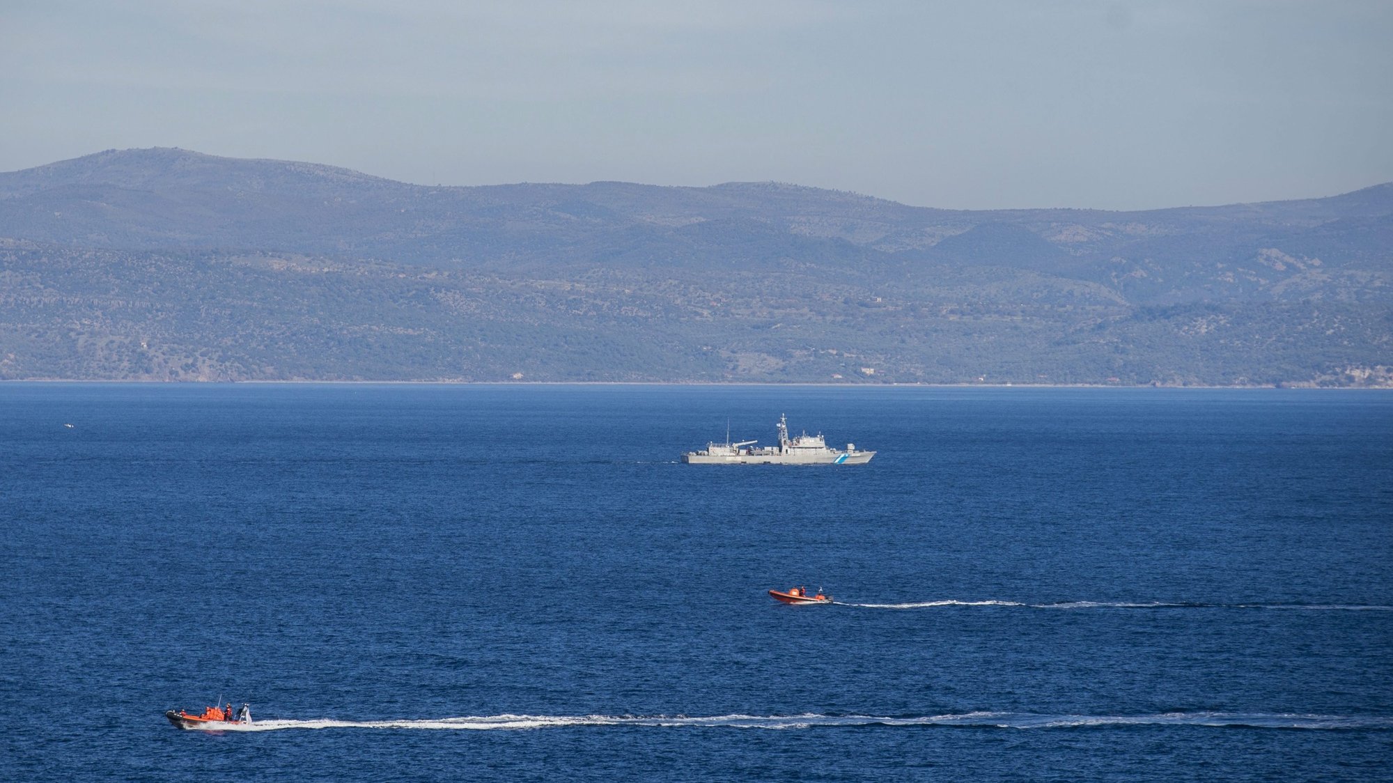 epa05055758 A ship of the Greek Coast Guard (background) and volunteer lifeguards patrol the area near Skala Sikaminias, Lesbos island, Greece, 05 December 2015. EU member states backed measures on 04 December 2015 to extend border controls within Europe&#039;s passport-free Schengen zone for up to two years if necessitated by the migration crisis and Greece&#039;s difficulties in controlling its external frontiers.  EPA/ZOLTAN BALOGH HUNGARY OUT